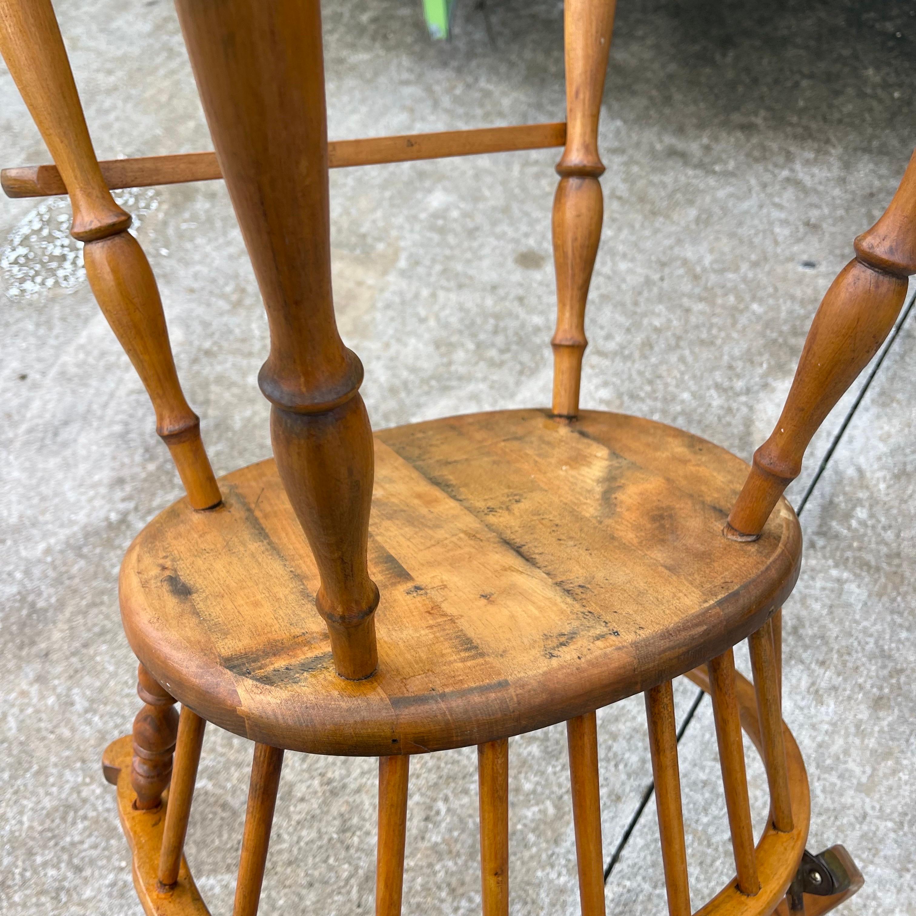 Chaise haute en bois de style Windsor à dossier à lattes en érable matelassé Folk Art pour bébé ou enfant en vente 10
