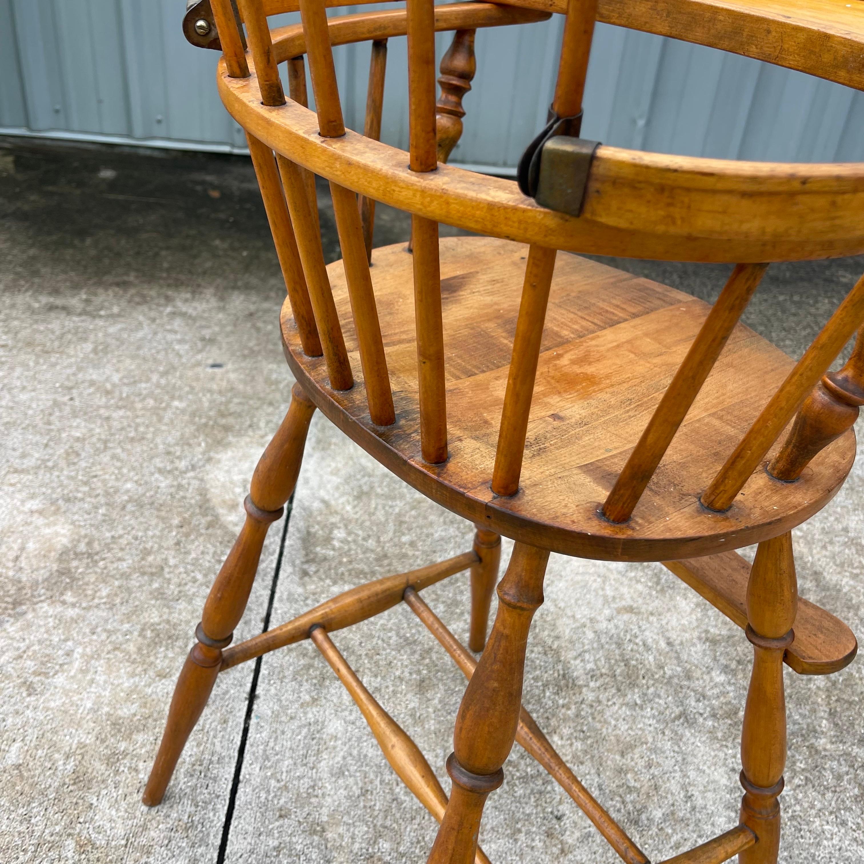 Chaise haute en bois de style Windsor à dossier à lattes en érable matelassé Folk Art pour bébé ou enfant en vente 11
