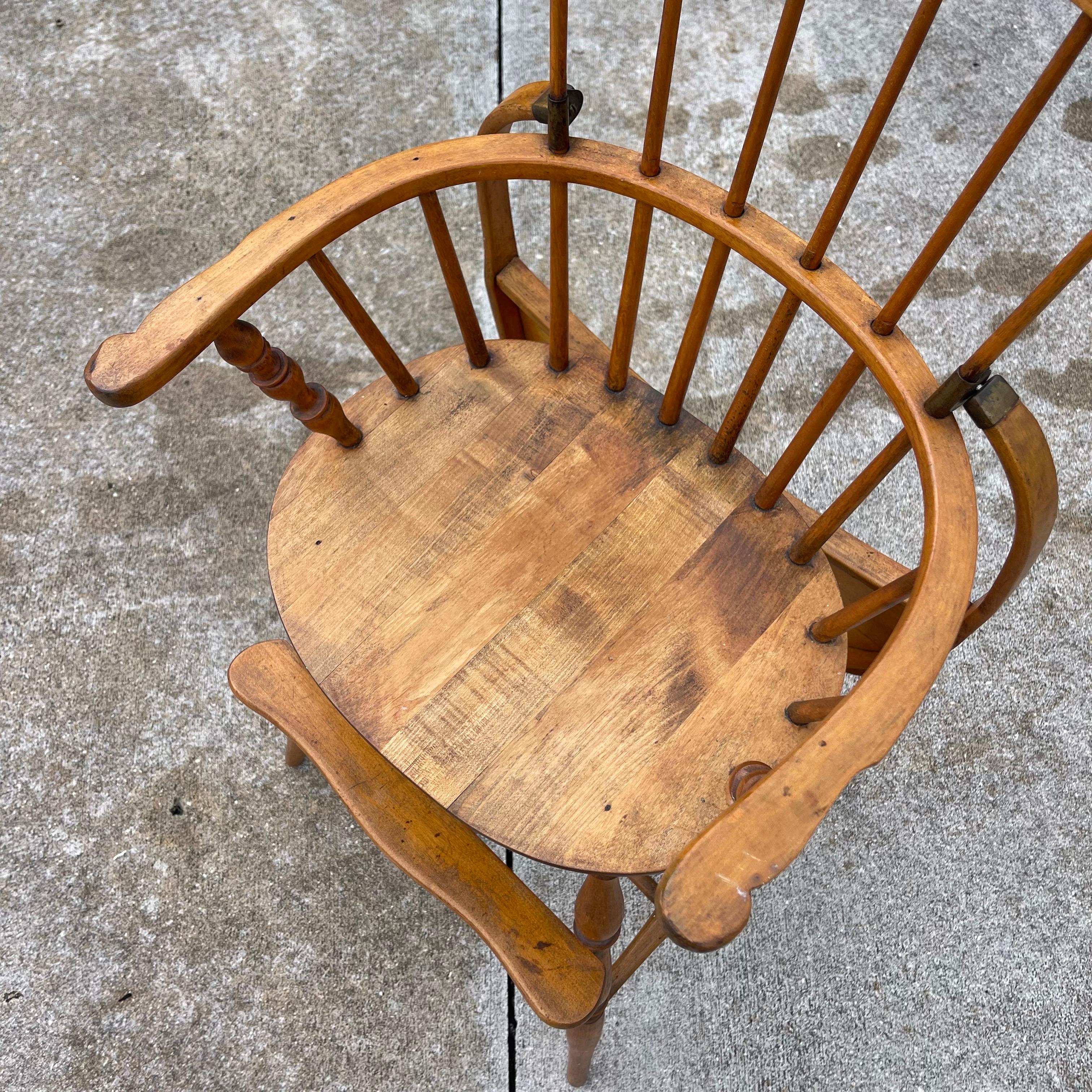 Chaise haute en bois de style Windsor à dossier à lattes en érable matelassé Folk Art pour bébé ou enfant État moyen - En vente à Jensen Beach, FL