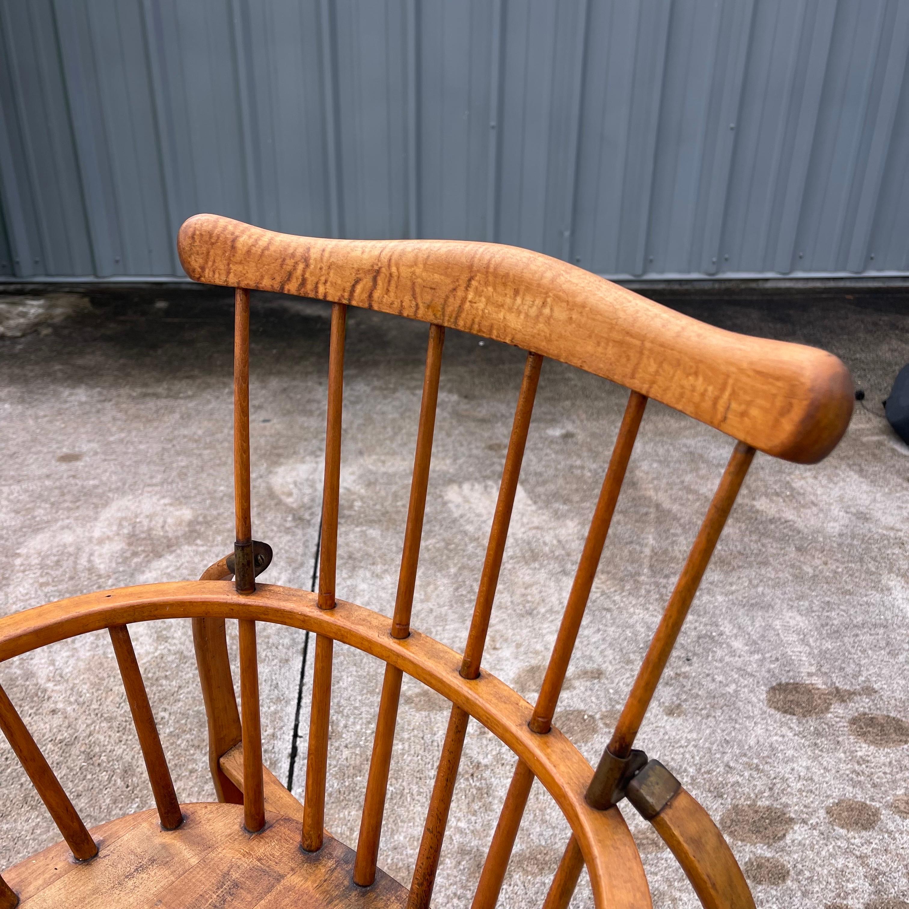 20ième siècle Chaise haute en bois de style Windsor à dossier à lattes en érable matelassé Folk Art pour bébé ou enfant en vente