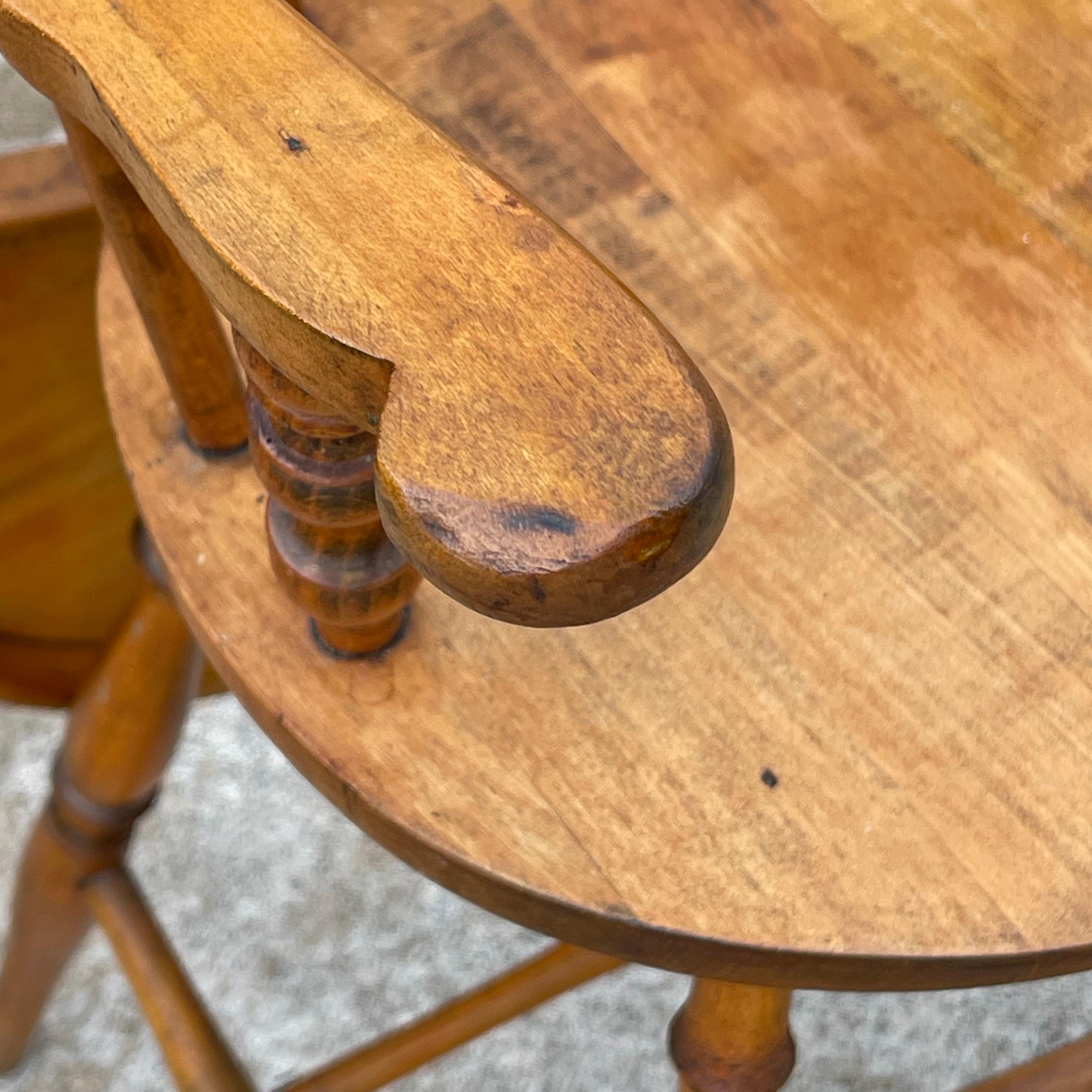 Bois Chaise haute en bois de style Windsor à dossier à lattes en érable matelassé Folk Art pour bébé ou enfant en vente