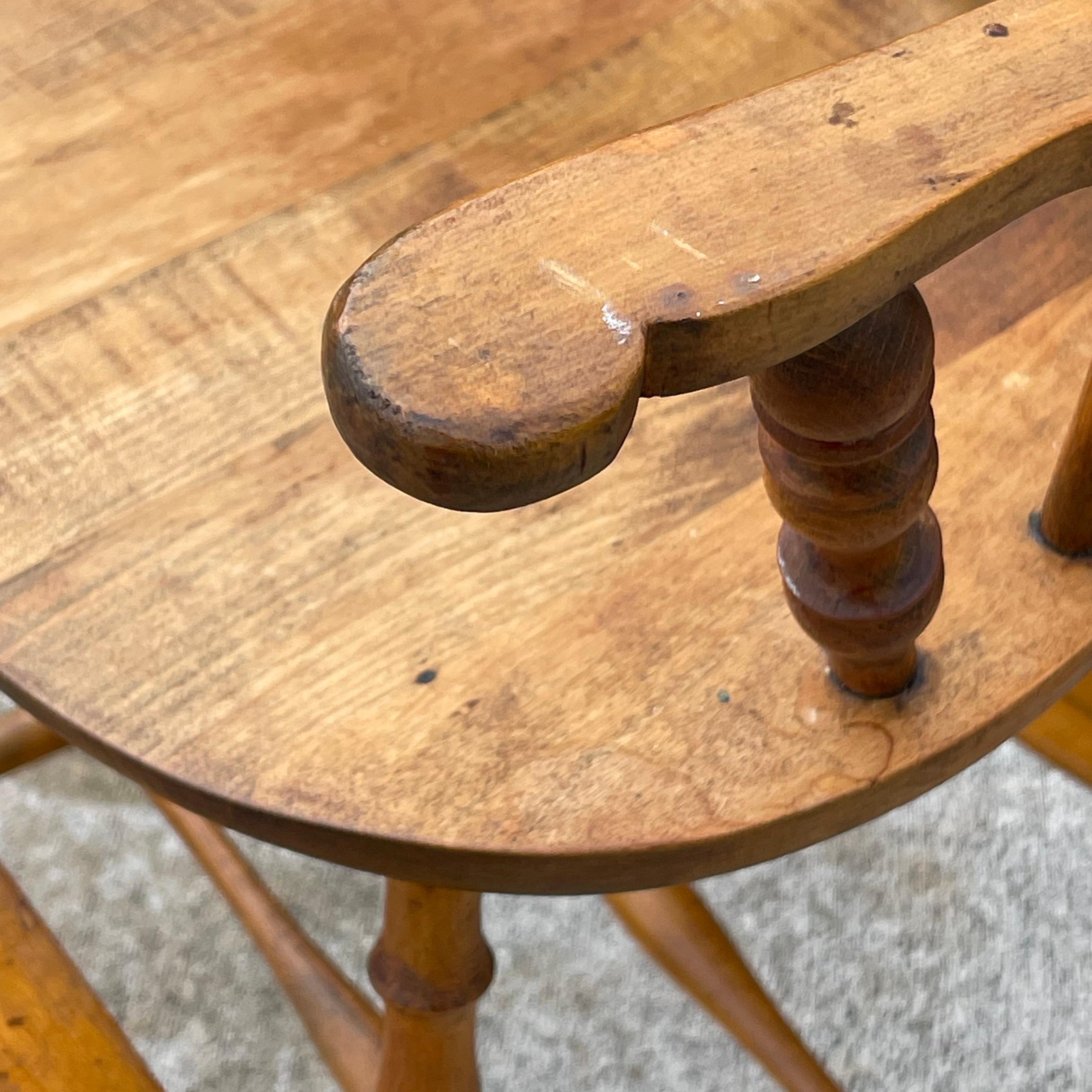 Chaise haute en bois de style Windsor à dossier à lattes en érable matelassé Folk Art pour bébé ou enfant en vente 1