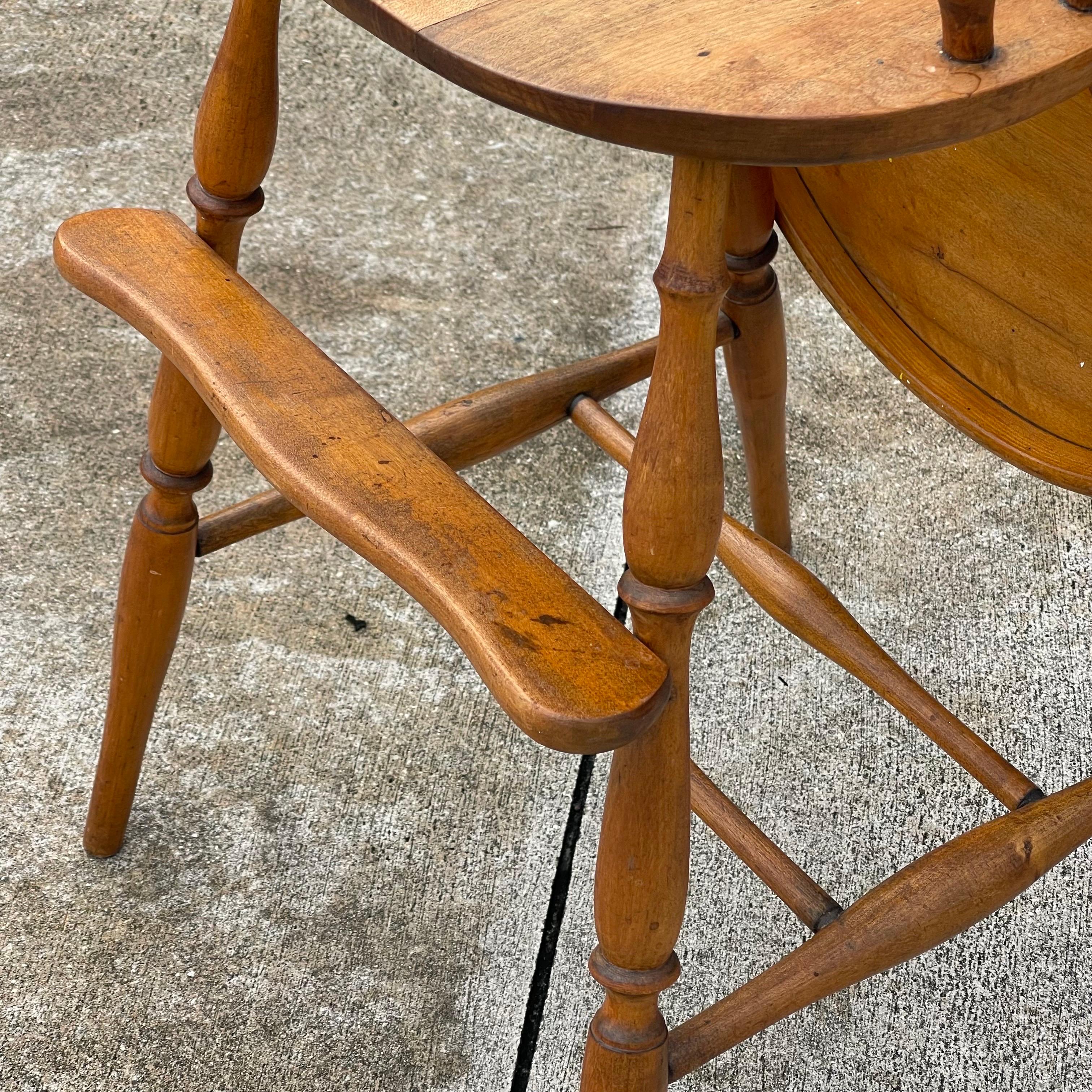 Chaise haute en bois de style Windsor à dossier à lattes en érable matelassé Folk Art pour bébé ou enfant en vente 2
