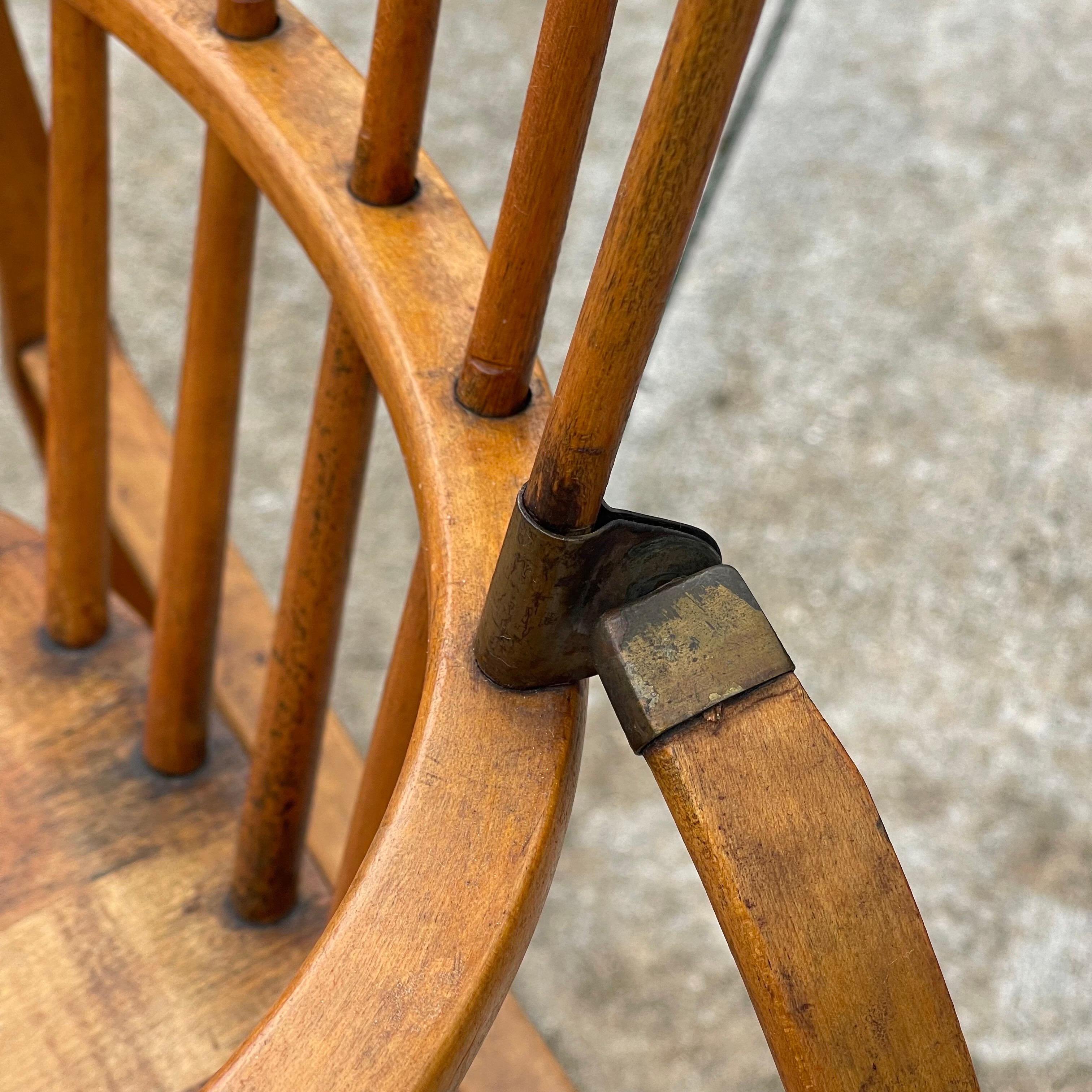 Chaise haute en bois de style Windsor à dossier à lattes en érable matelassé Folk Art pour bébé ou enfant en vente 3