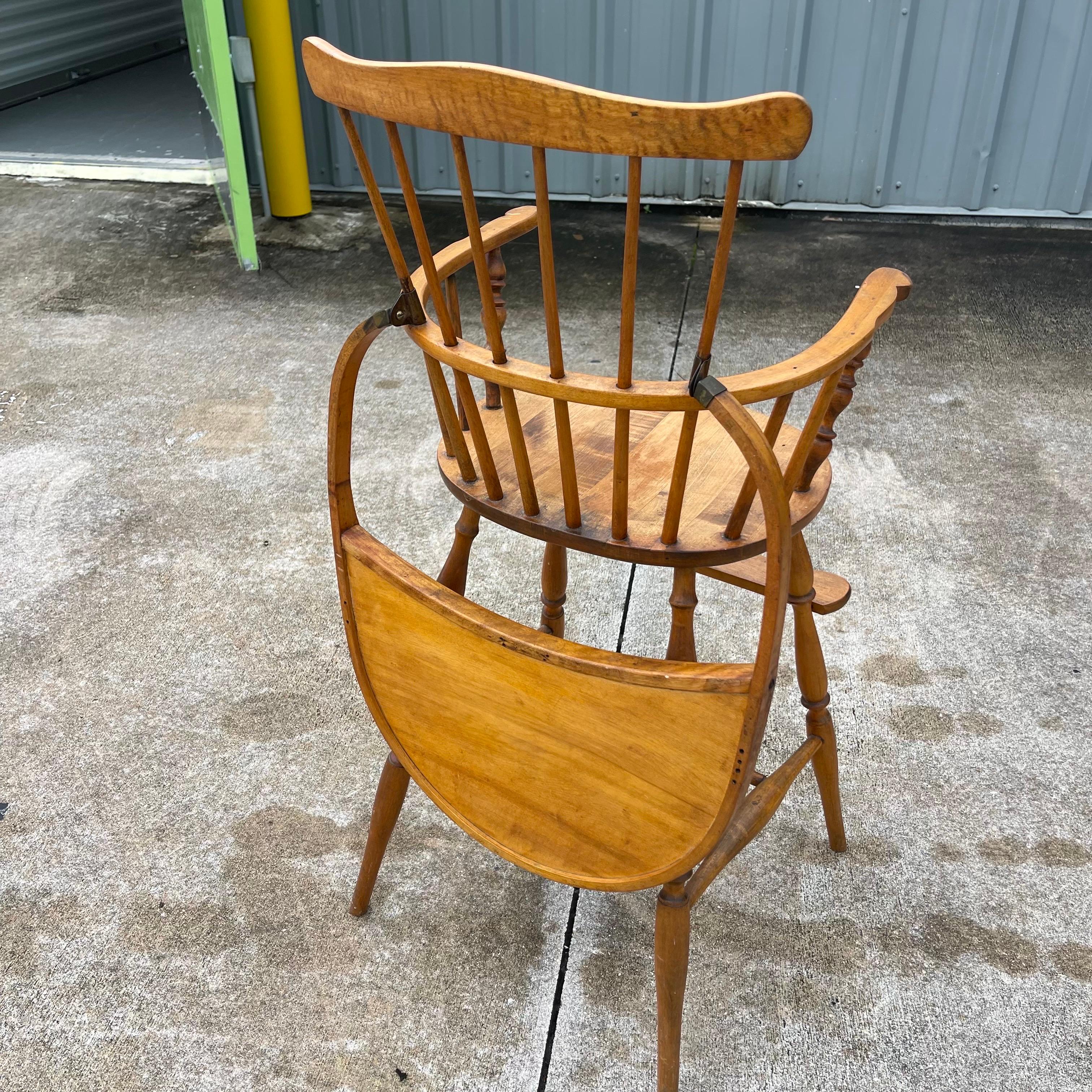 Chaise haute en bois de style Windsor à dossier à lattes en érable matelassé Folk Art pour bébé ou enfant en vente 4