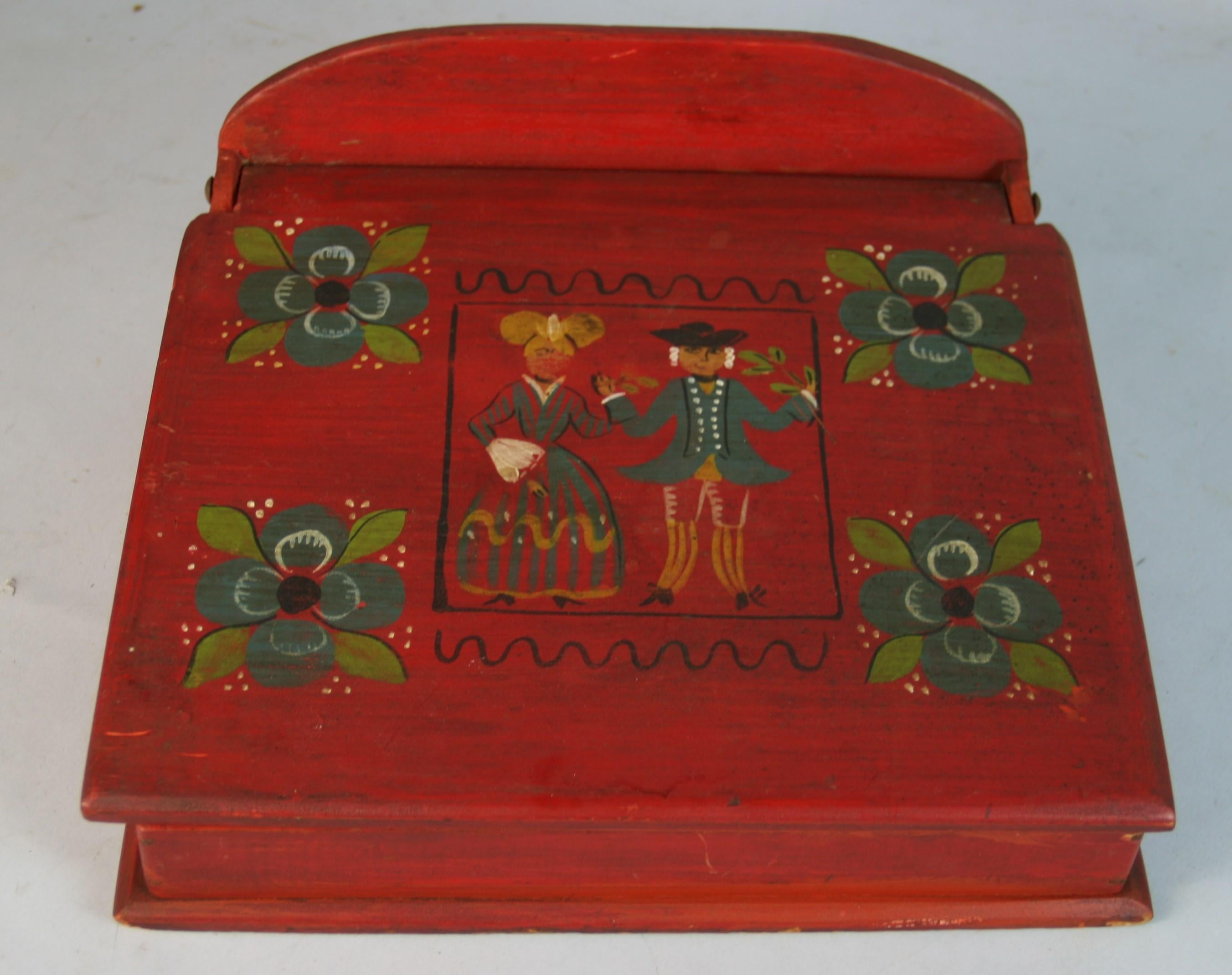 Volkskunst  Rote handgemalte Figuren und Blumen Kleiner Schreibtisch aus Kiefer mit schräger Platte 1940er Jahre im Zustand „Gut“ im Angebot in Douglas Manor, NY
