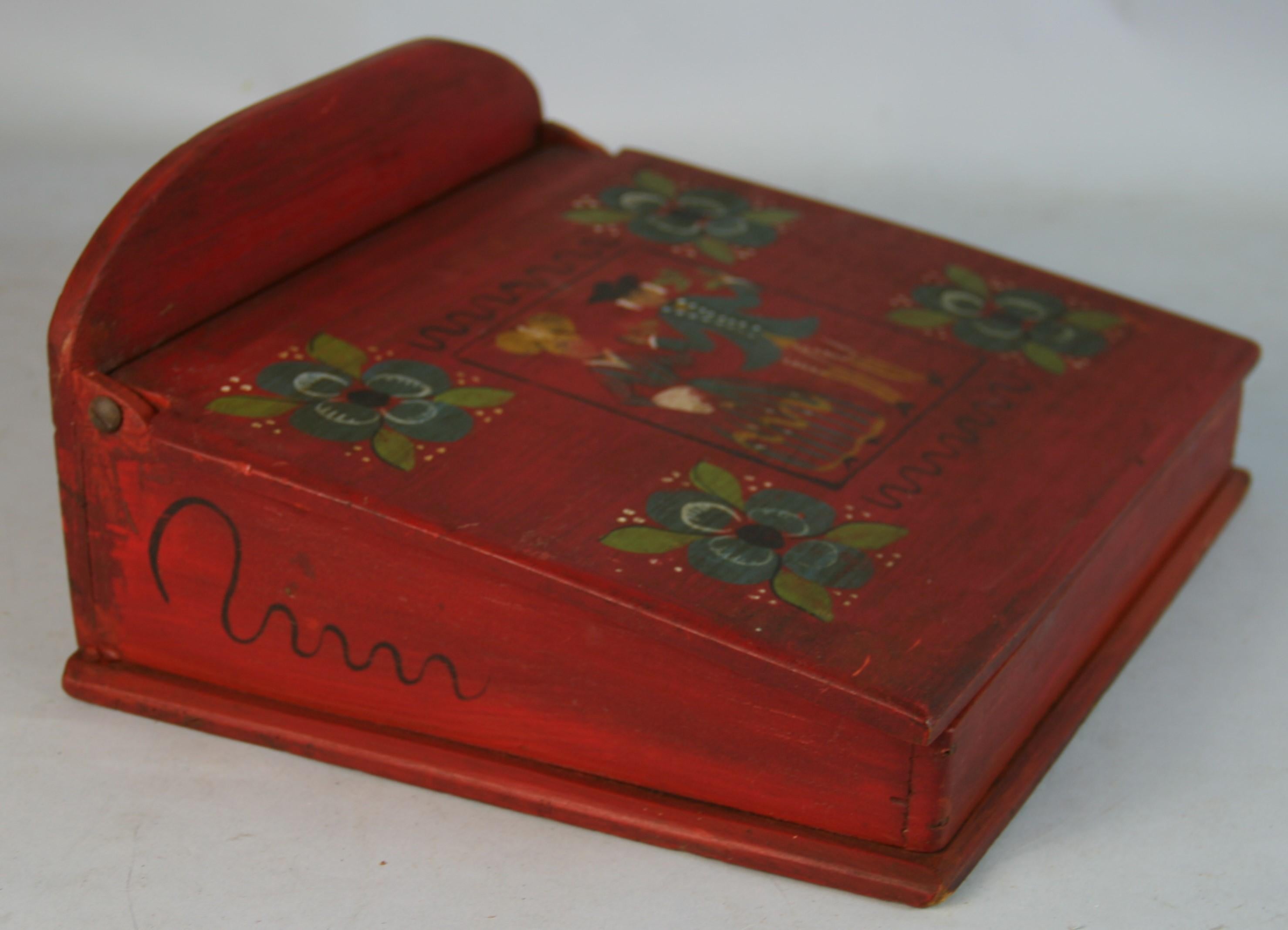 Volkskunst  Rote handgemalte Figuren und Blumen Kleiner Schreibtisch aus Kiefer mit schräger Platte 1940er Jahre (Mitte des 20. Jahrhunderts) im Angebot