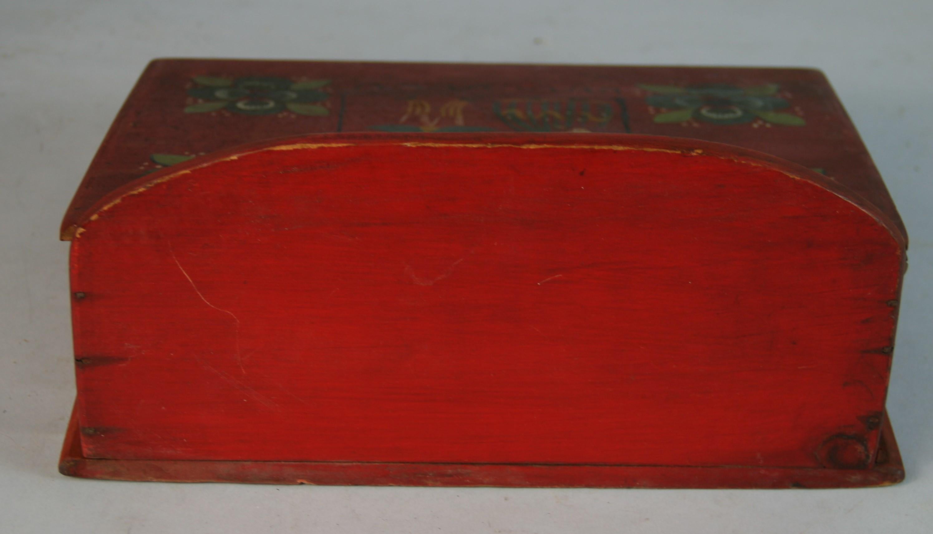 Volkskunst  Rote handgemalte Figuren und Blumen Kleiner Schreibtisch aus Kiefer mit schräger Platte 1940er Jahre (Kiefernholz) im Angebot