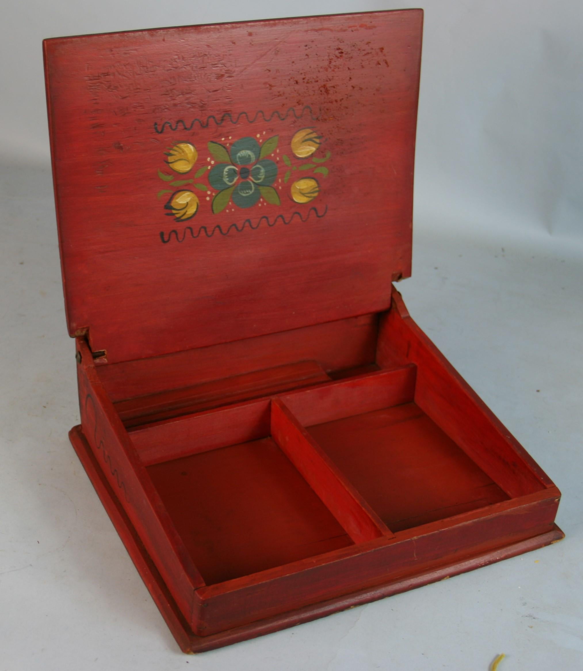 Volkskunst  Rote handgemalte Figuren und Blumen Kleiner Schreibtisch aus Kiefer mit schräger Platte 1940er Jahre im Angebot 1