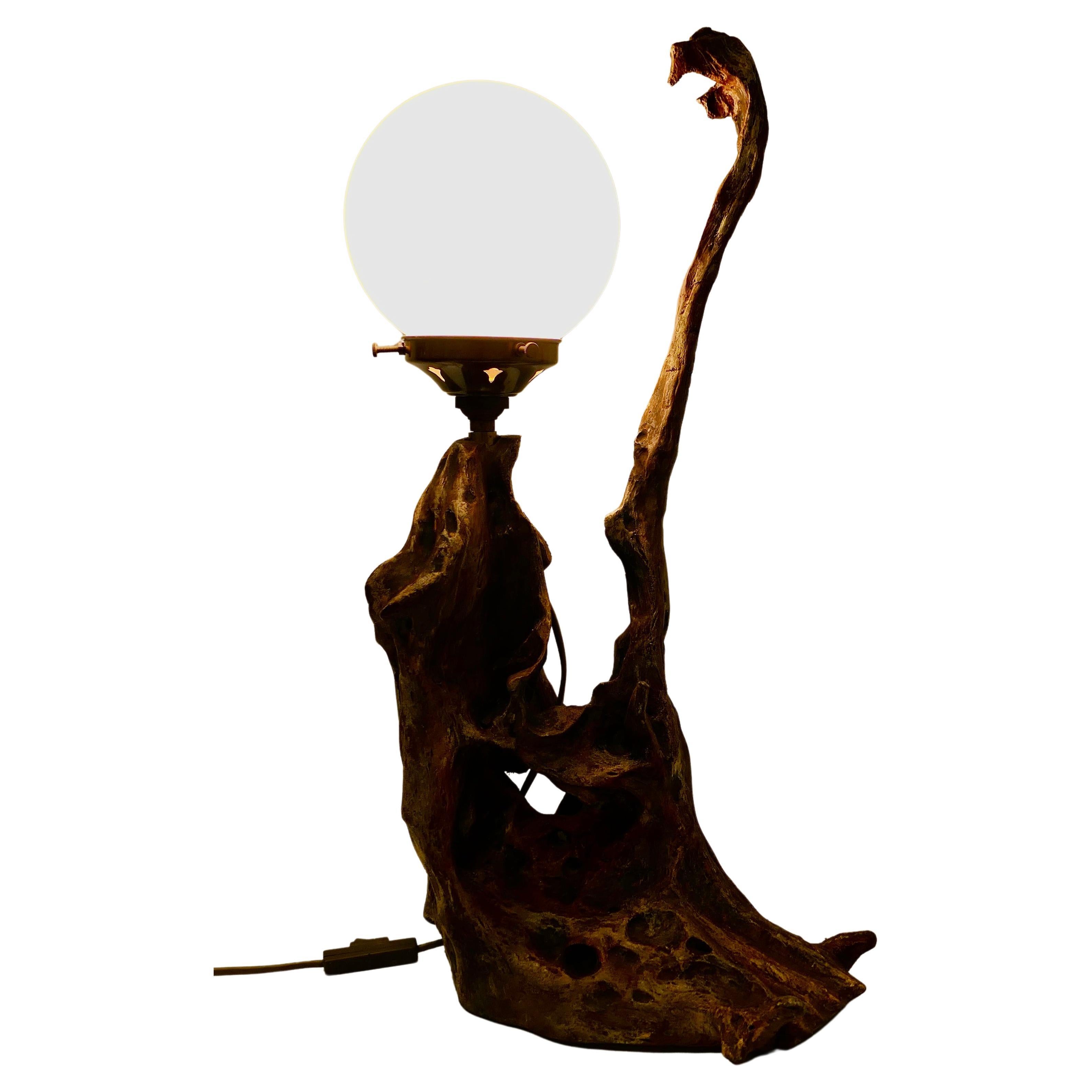 Volkskunst-Tischlampe mit geschnitzter Wurzel