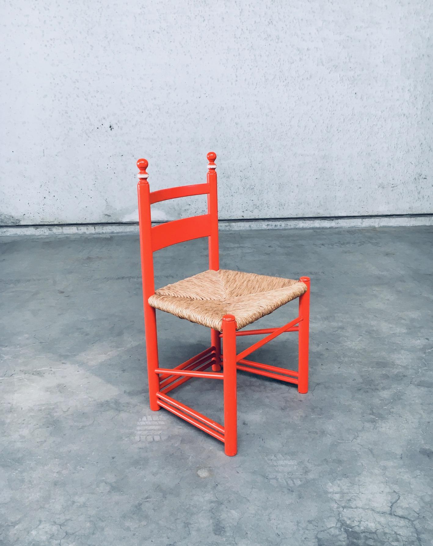 Vintage Austrian Folk Art Side Chair mit Rush Seat. Hergestellt in Österreich, 1970er Jahre. Gestell aus orange lackierter Buche mit Sitz aus Binsengeflecht. Der Stuhl hat schöne Spindeln an der Basis, die es eher ungewöhnlich macht. Es ist in sehr