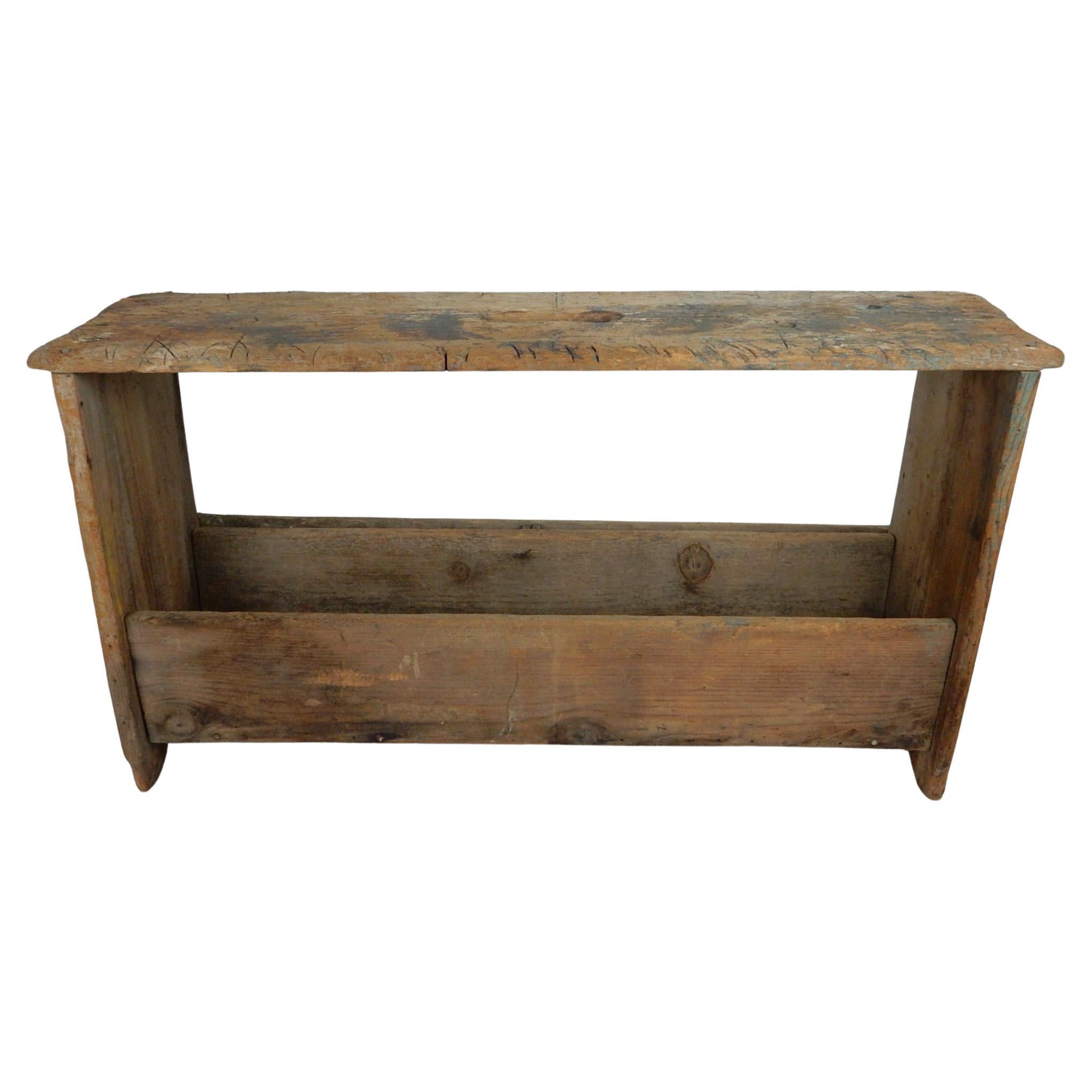 Folk Art Rustikale Primitive Kiefer Lagerung Bank oder Tisch von Gordon circa 1920's im Zustand „Starke Gebrauchsspuren“ im Angebot in Las Vegas, NV