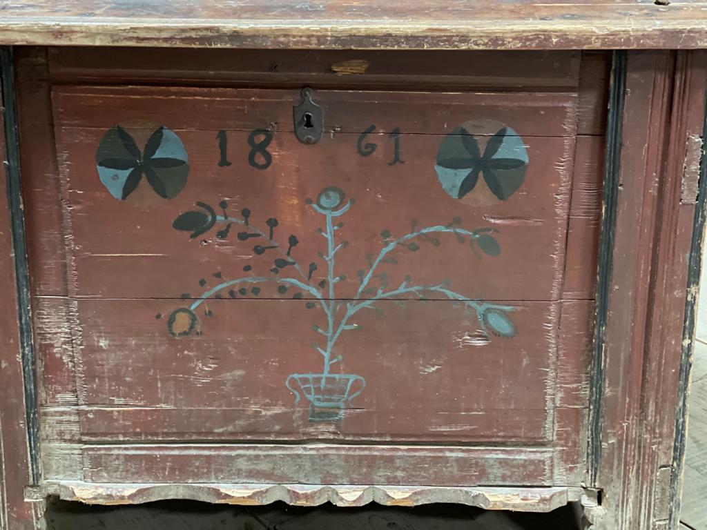 A lovely early Swedish Chest with wonderful Folk Art painted to the front. The lid lifts up to provide storage. Lots of character and highly decorative this chest is in very good original condition.
Width 144 cm
Depth 77 cm
Height 98 cm.
