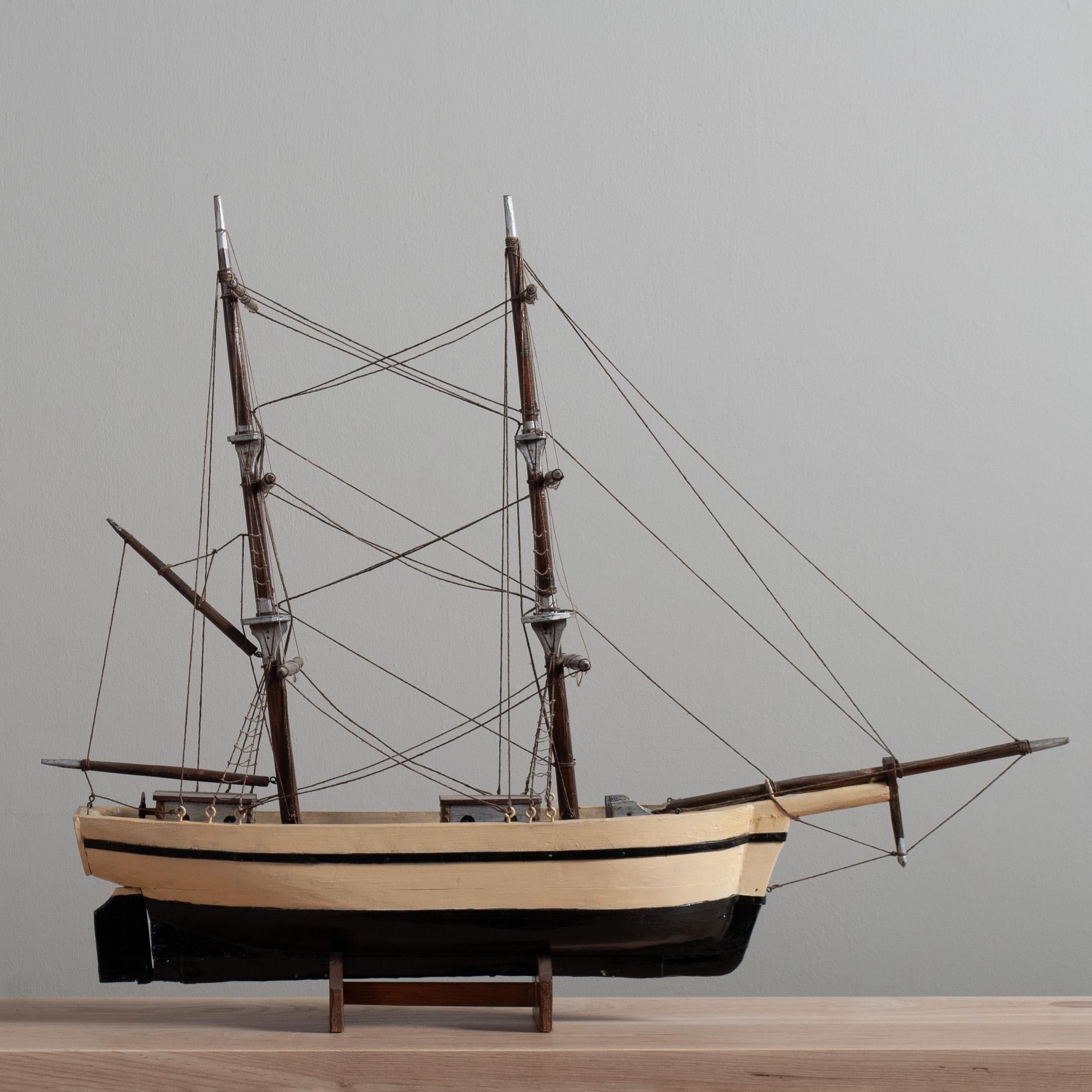 Skandinavisches Volkskunstboot mit 2 getakelten Masten - komplett aus Kiefern- und Teakholz selbst gebaut. Originallackierung. Handgefertigt und aus dem frühen 20. Jahrhundert. Einige wunderbare kleine Aufmerksamkeiten zum Detail bei der Verwendung
