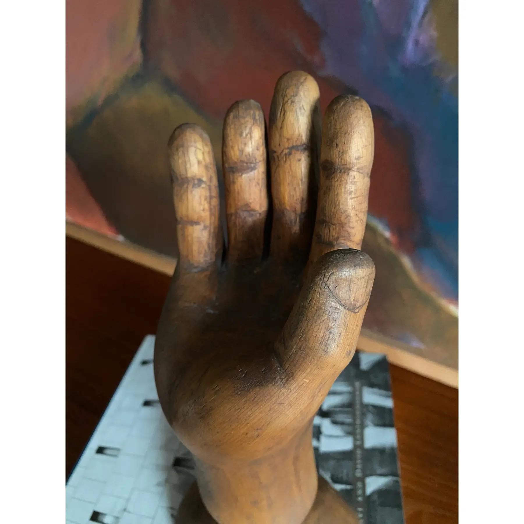 Scultura folkloristica di una mano in vendita 2