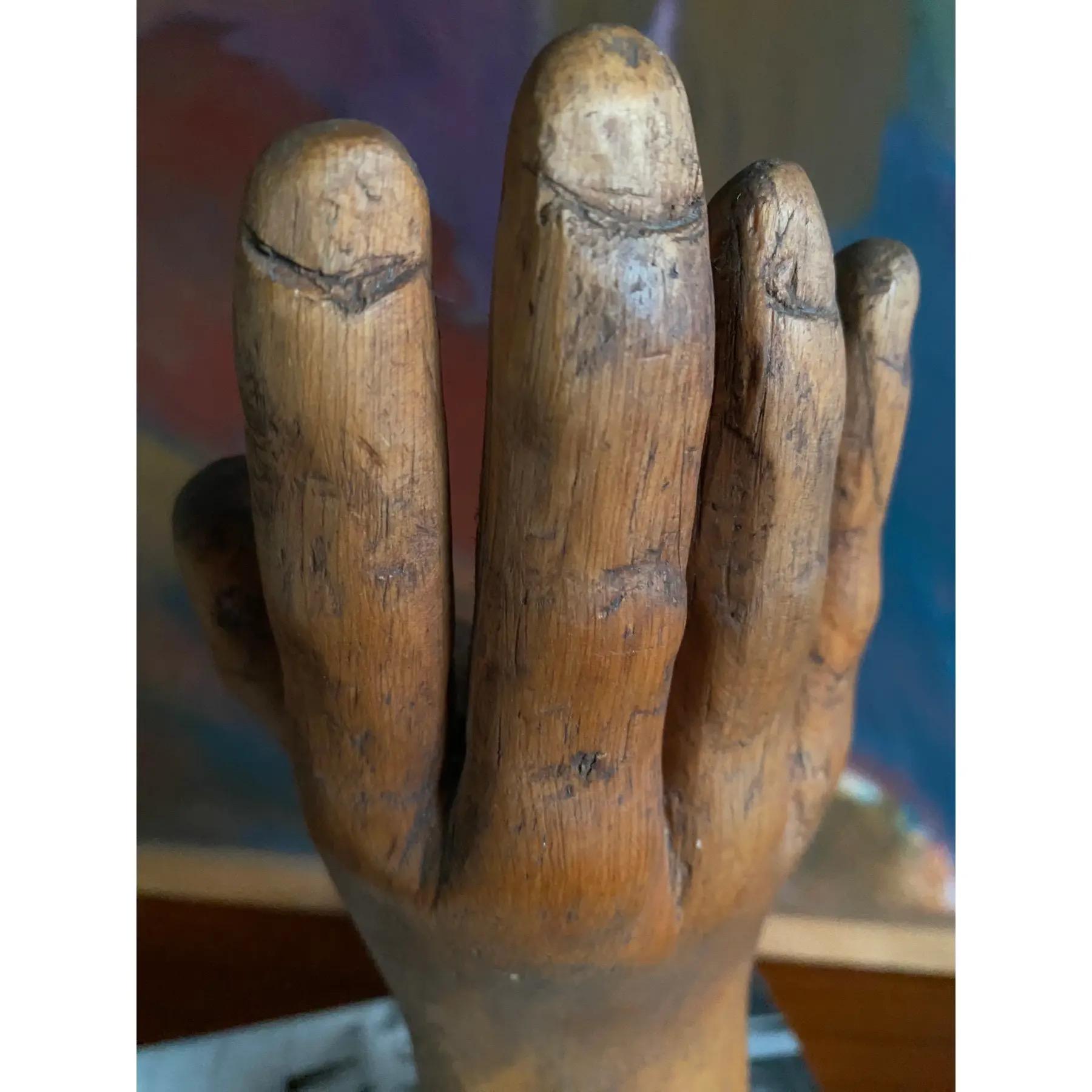 Scultura folkloristica di una mano in vendita 3