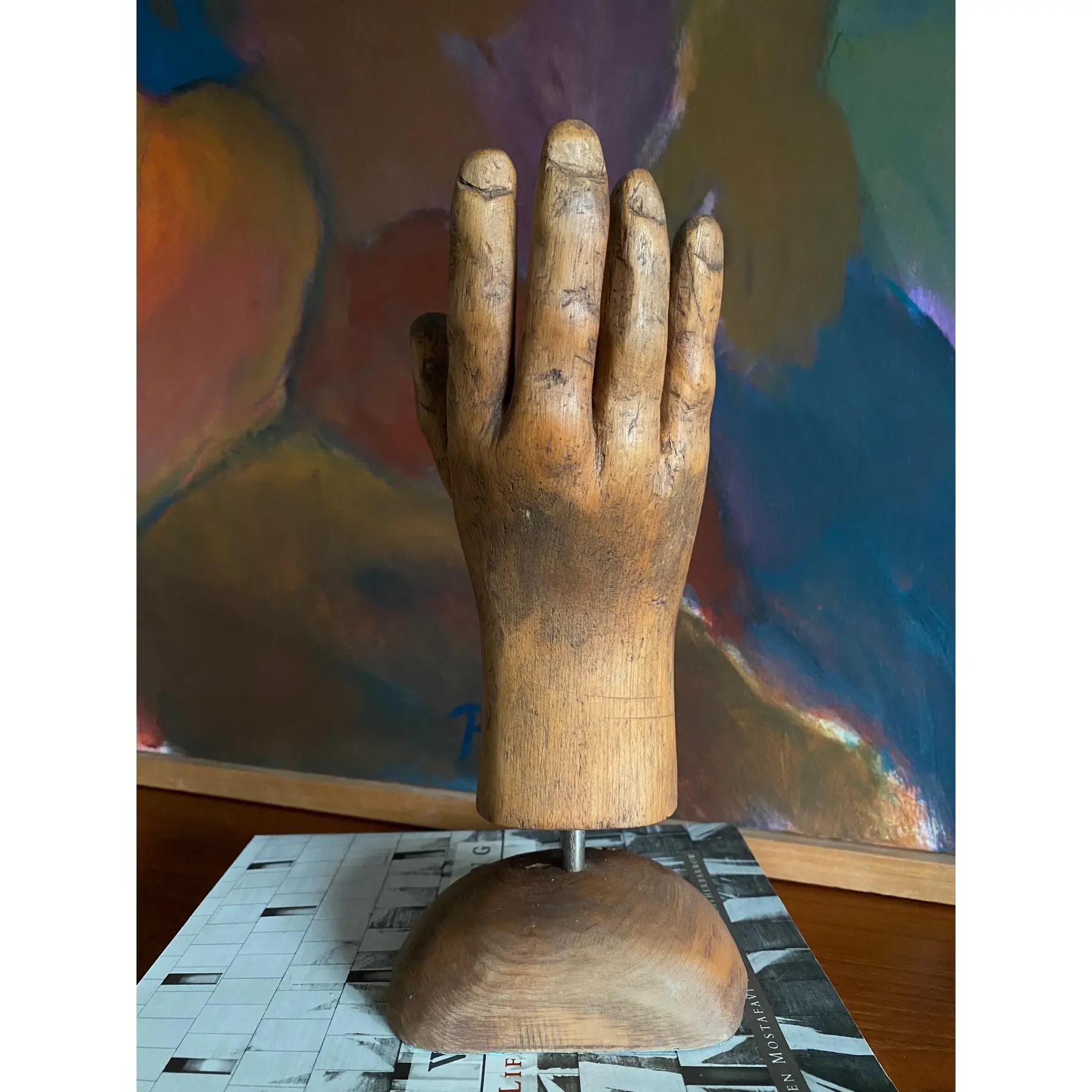 Questa scultura in legno di una mano, unica e intagliata a mano, è stata creata da un artista folk del Colorado noto per il suo stile rustico e sentito. Il pezzo mette in mostra il calore, il carattere e la personalità espressiva che definiscono