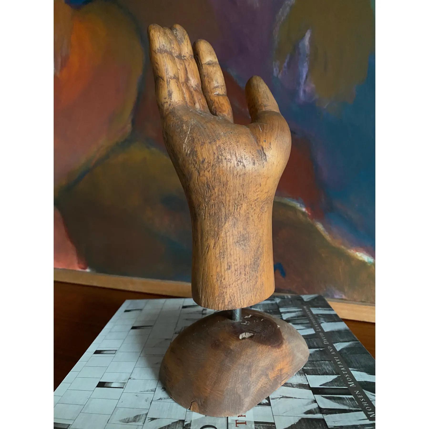 Arte popolare Scultura folkloristica di una mano in vendita