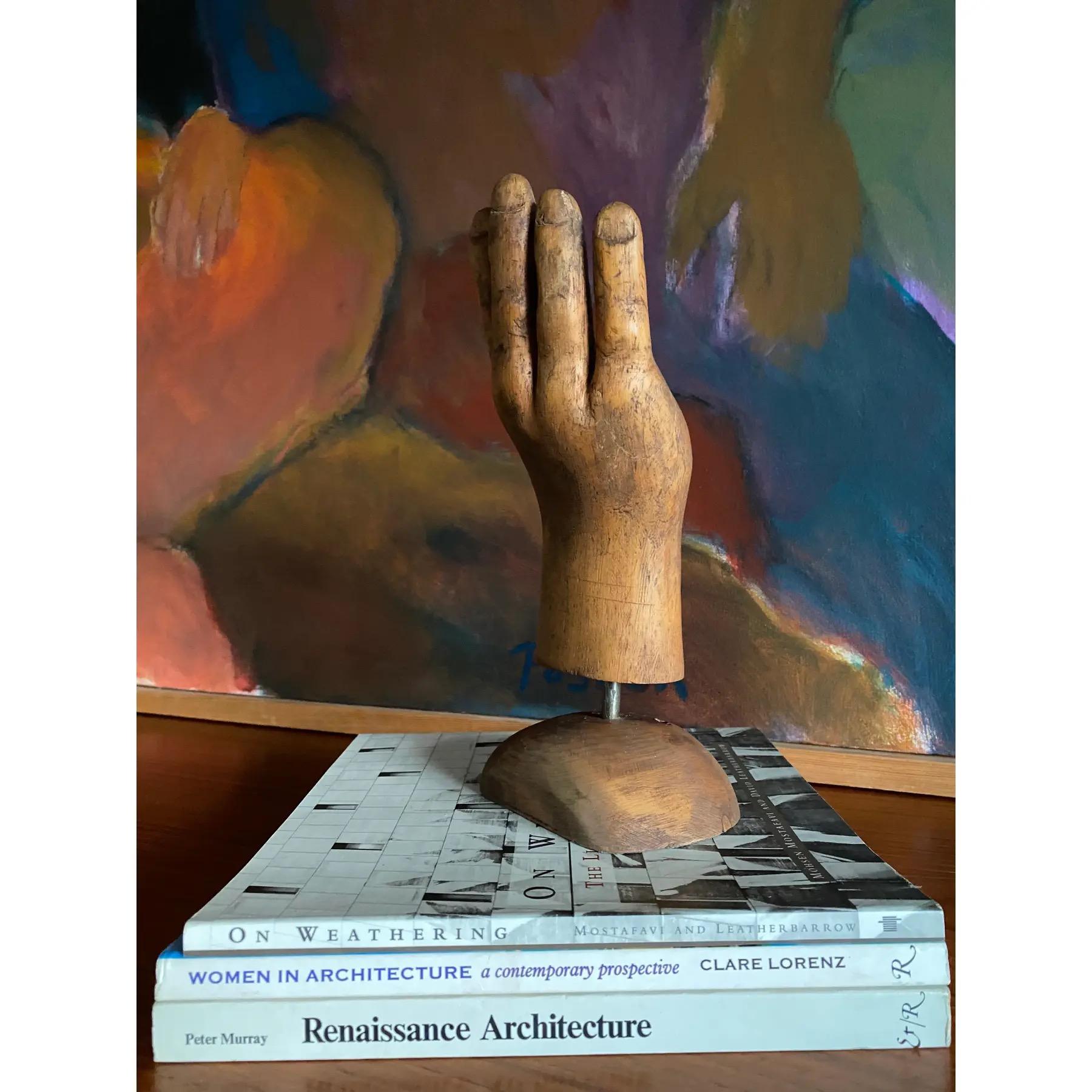 Americano Scultura folkloristica di una mano in vendita