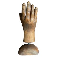 Escultura de arte popular de una mano