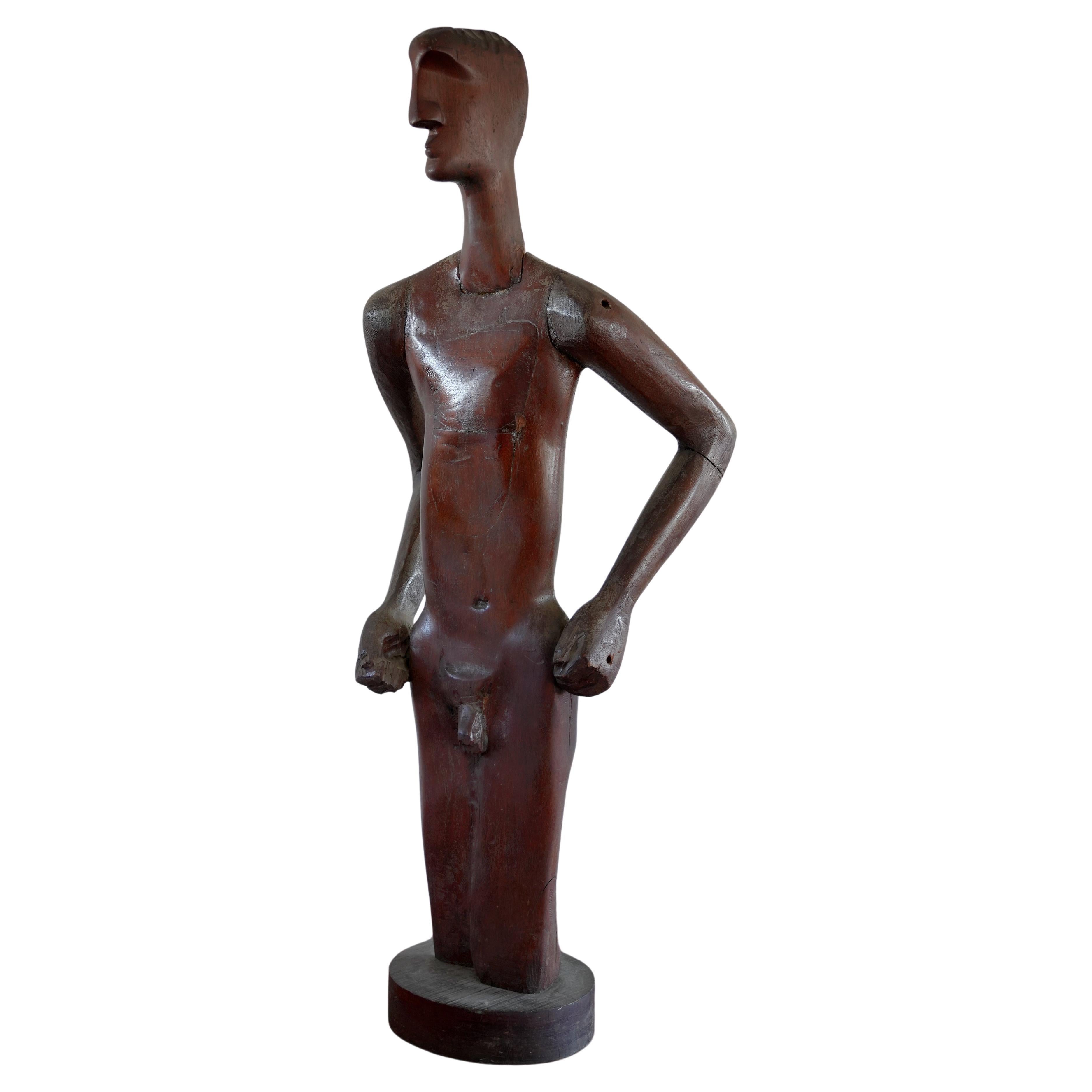 Escultura de arte popular de un hombre