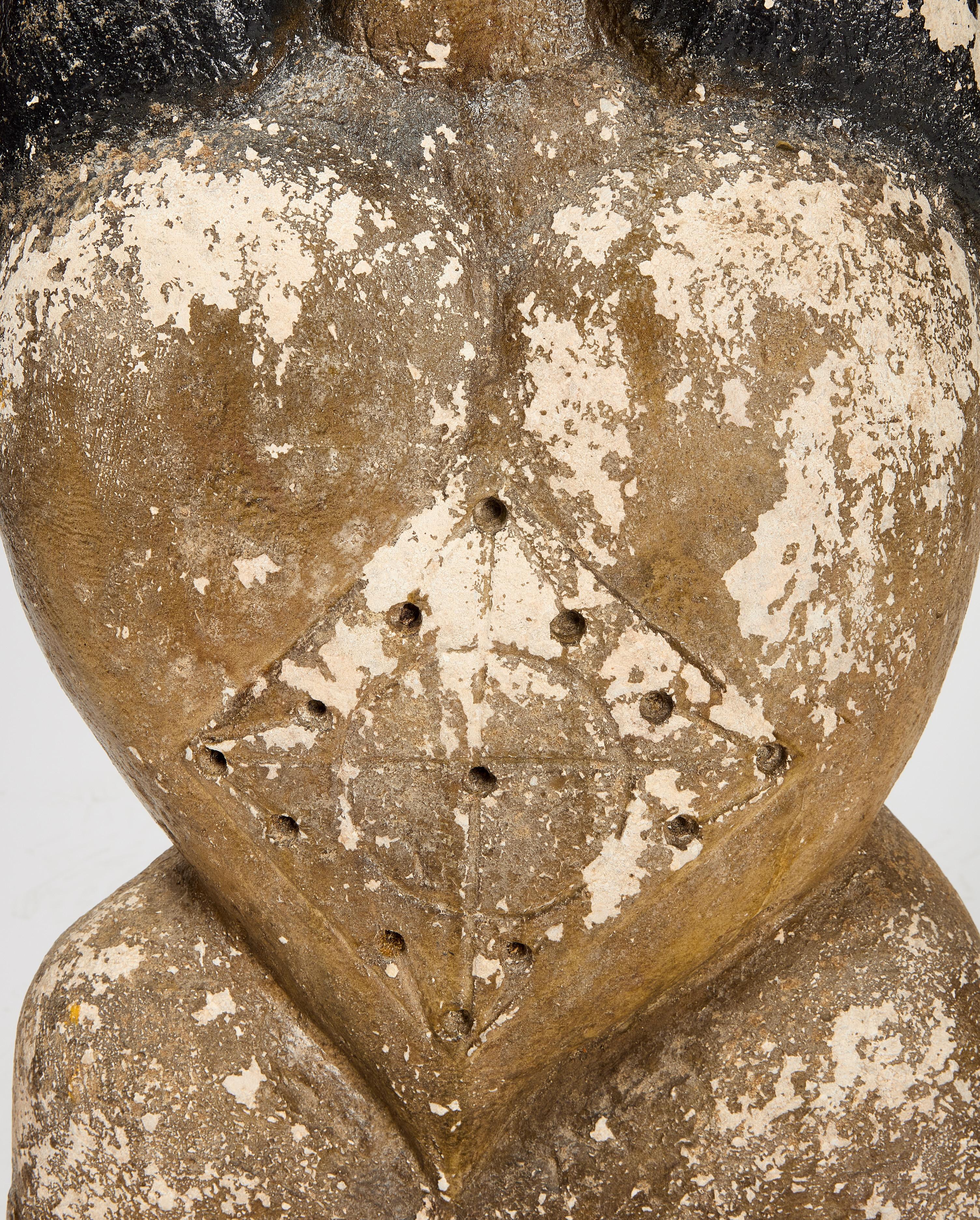 Escultura de arte popular de una mujer. Piedra tallada con restos de pintura original. Corazón tallado en relieve y en forma de diamante en el pecho (posiblemente un reloj de sol). Estadounidense. Siglo XIX. H 28-1/4