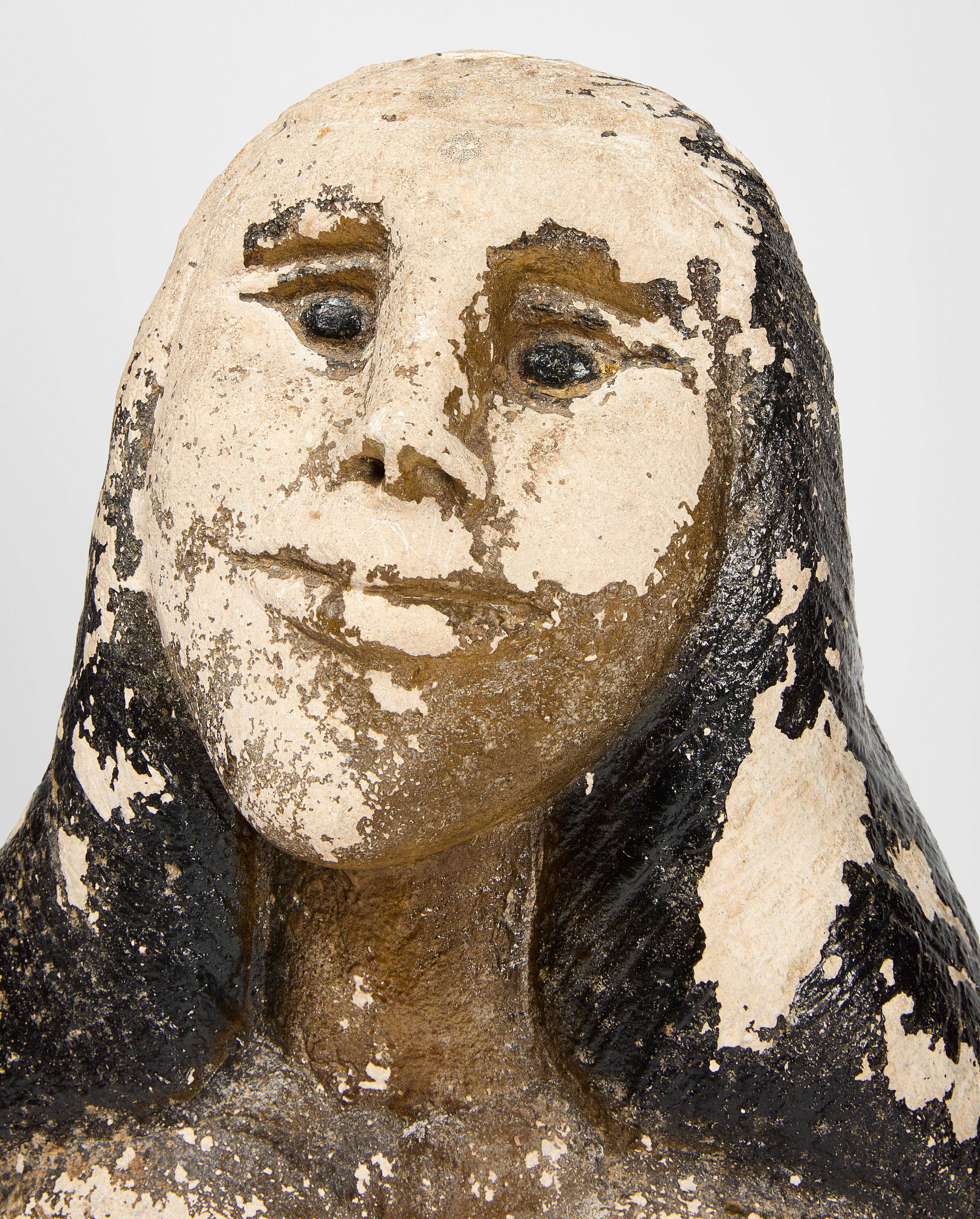 Escultura de arte popular de una mujer Tallado a mano en venta