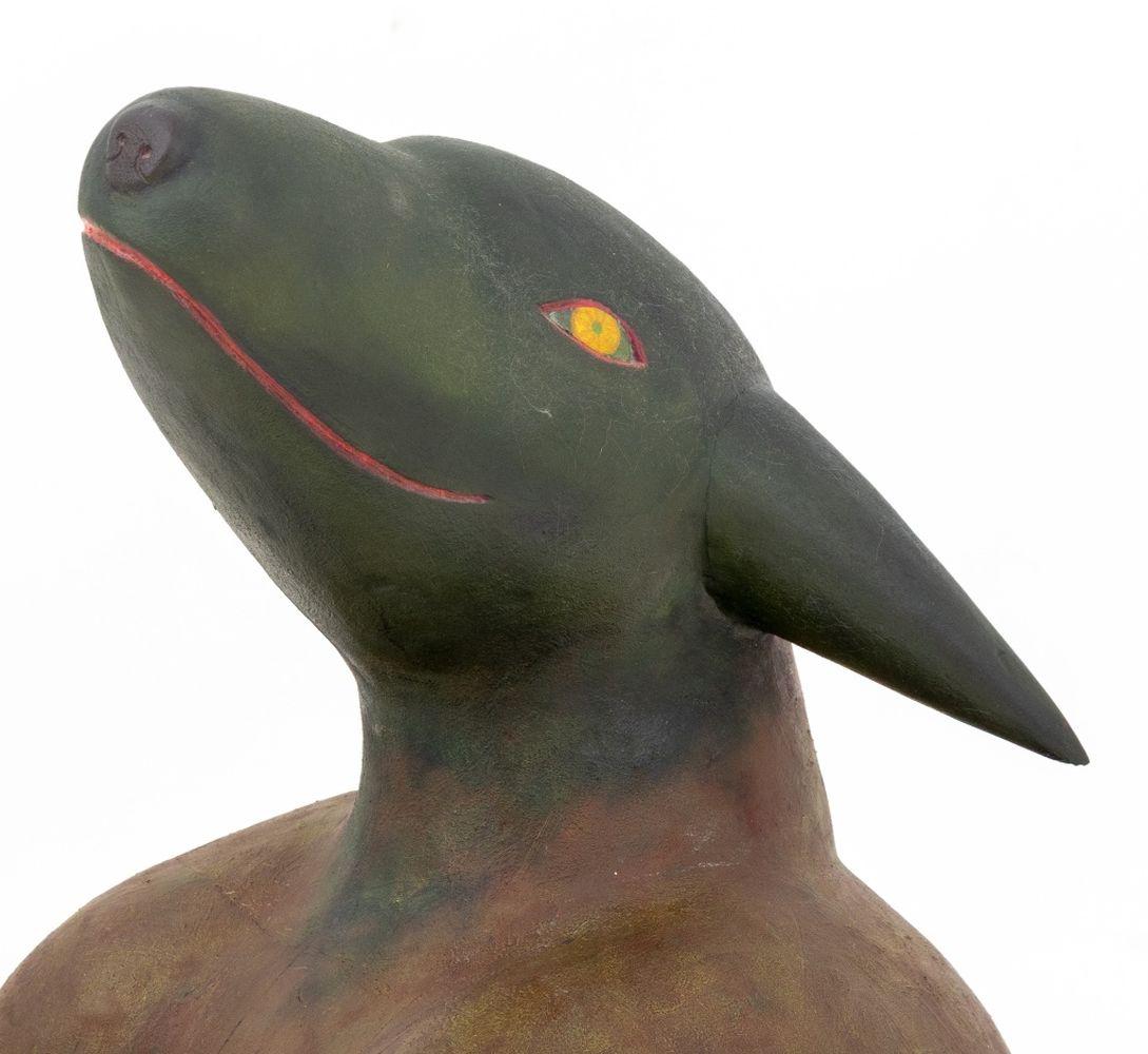 Scultura folkloristica di cane seduto intagliata e dipinta in policromia, firmata 