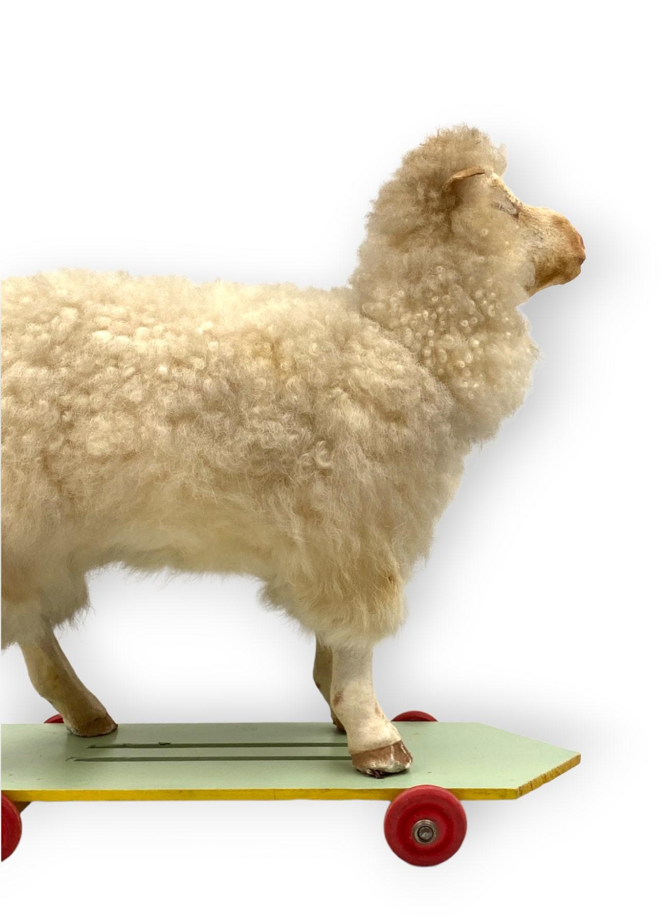 Schaf-Rollspielzeug der Volkskunst, erste Hälfte des 20. Jahrhunderts im Angebot 6