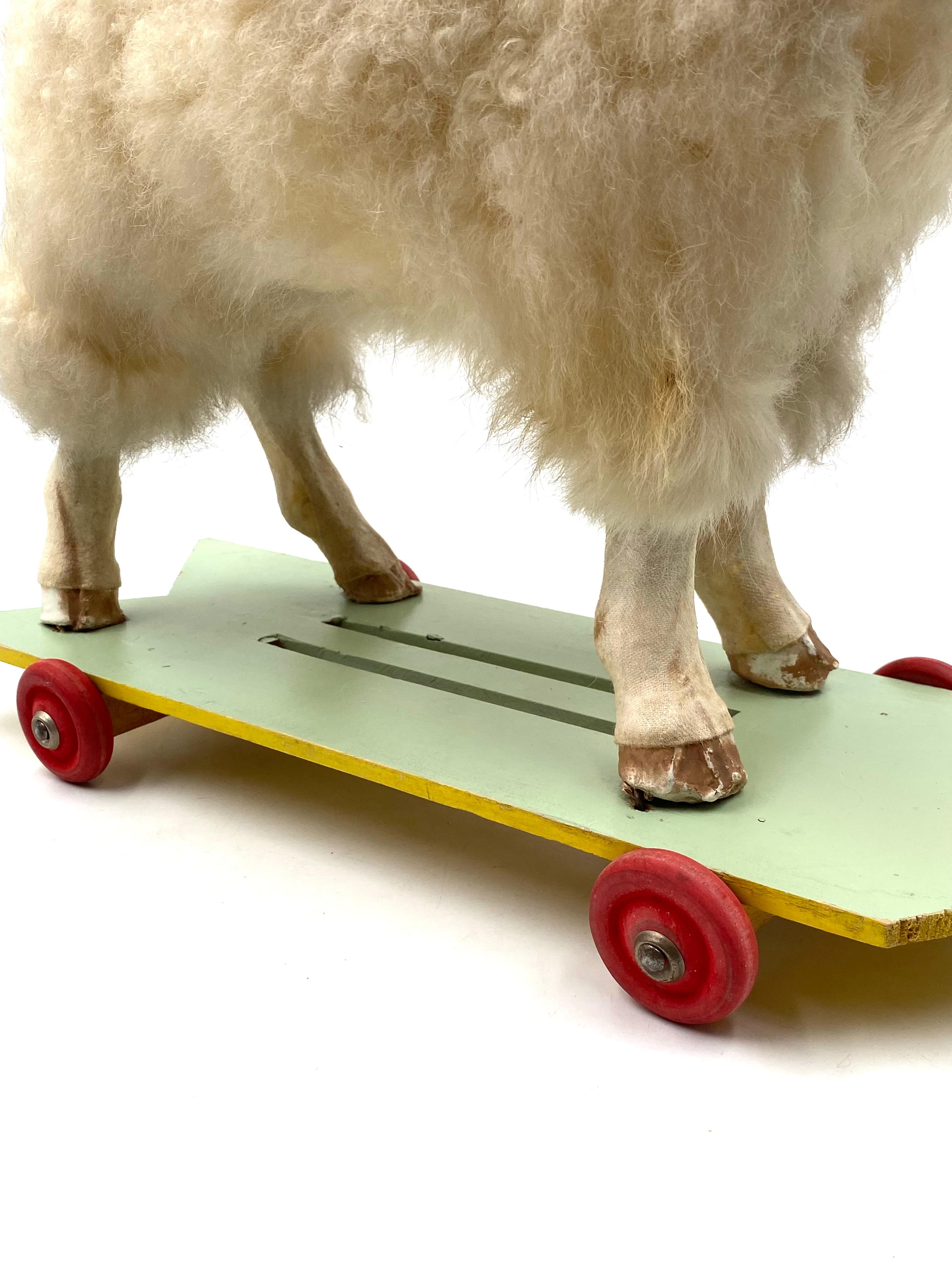 Schaf-Rollspielzeug der Volkskunst, erste Hälfte des 20. Jahrhunderts im Angebot 11
