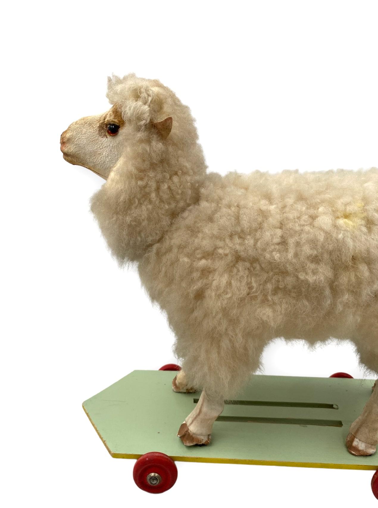 Schaf-Rollspielzeug der Volkskunst, erste Hälfte des 20. Jahrhunderts im Angebot 12