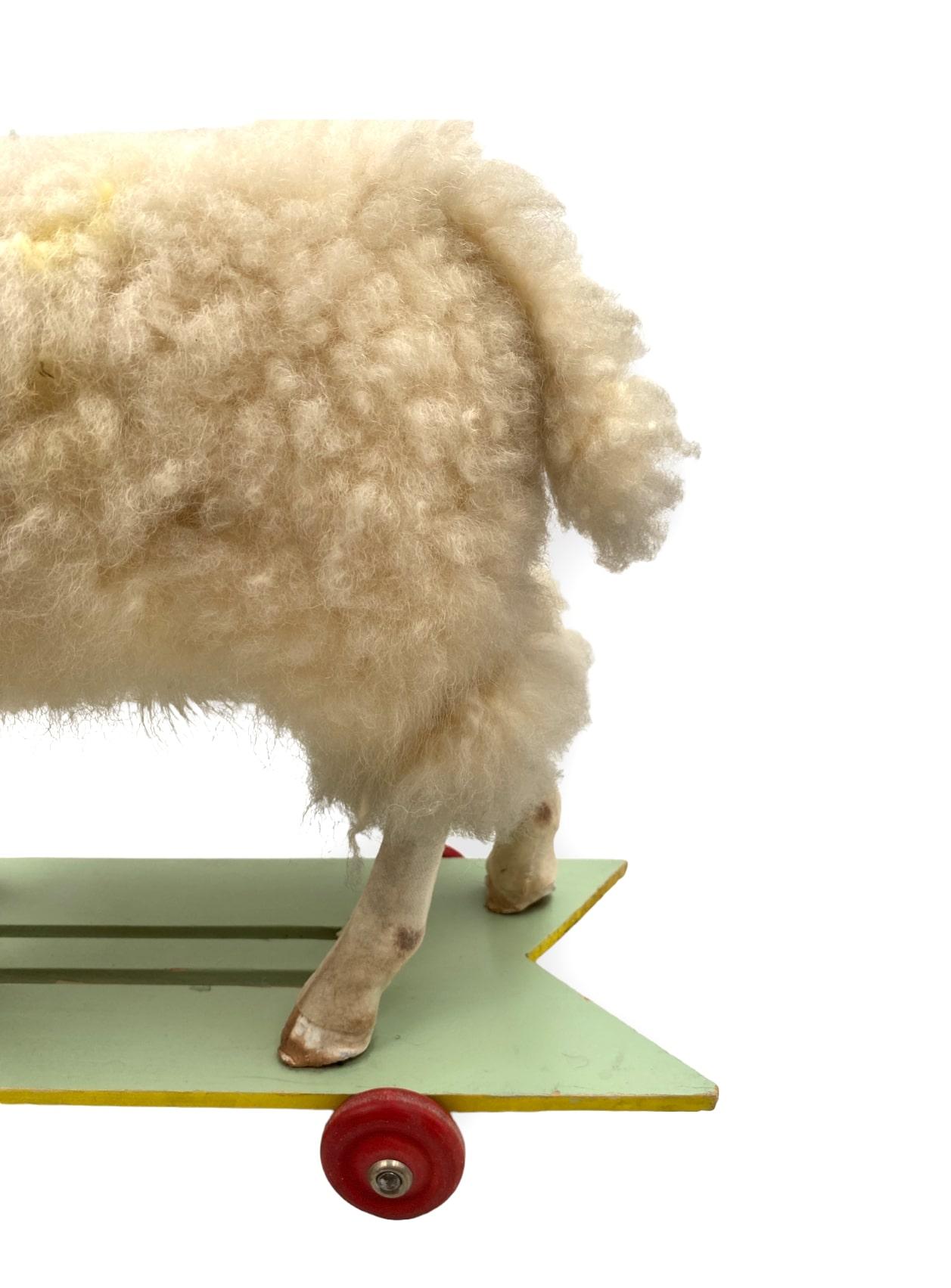 Schaf-Rollspielzeug der Volkskunst, erste Hälfte des 20. Jahrhunderts im Angebot 13