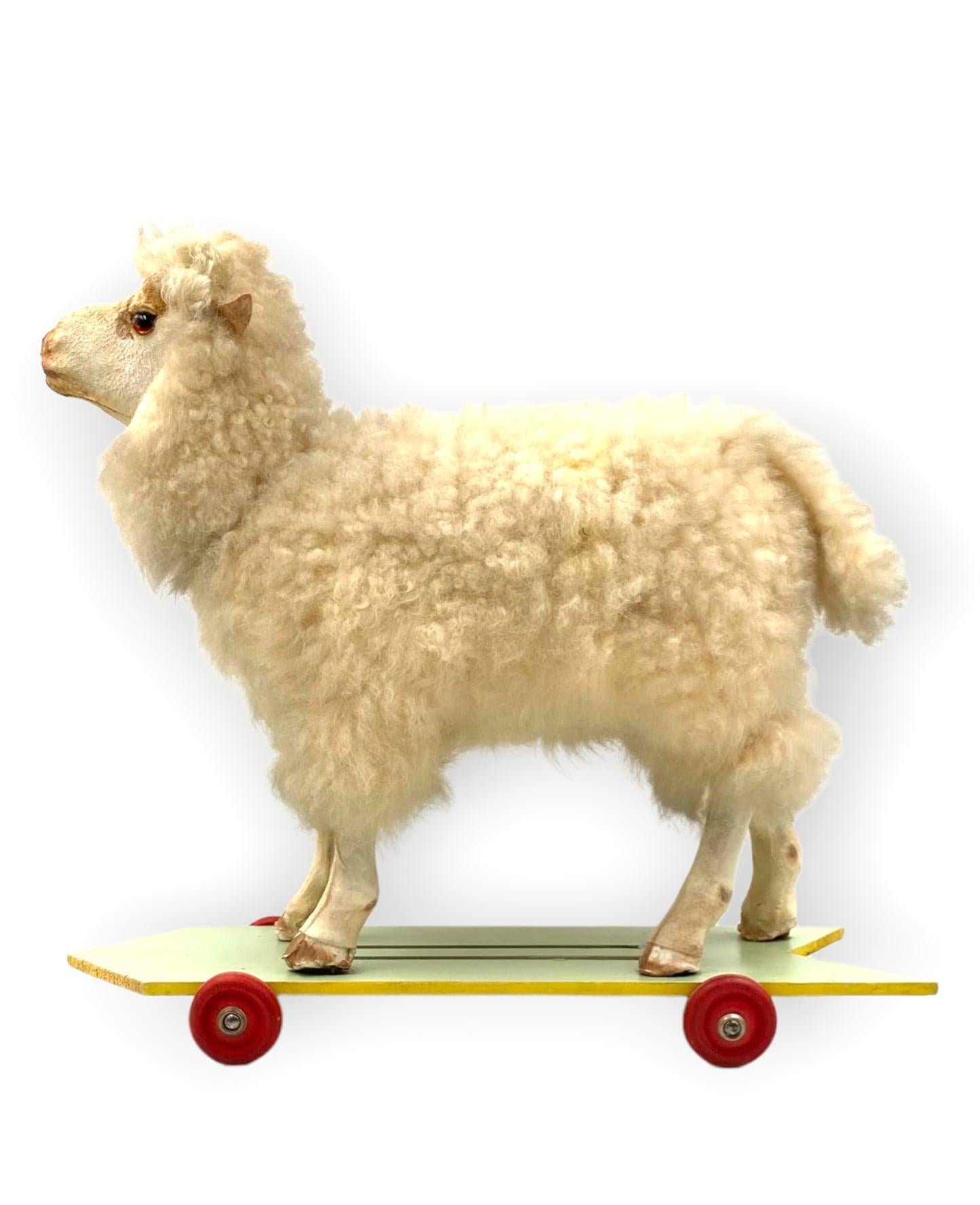 Folk Art Sheep Rolling Toy, first half of 20th Century In Good Condition For Sale In Firenze, IT