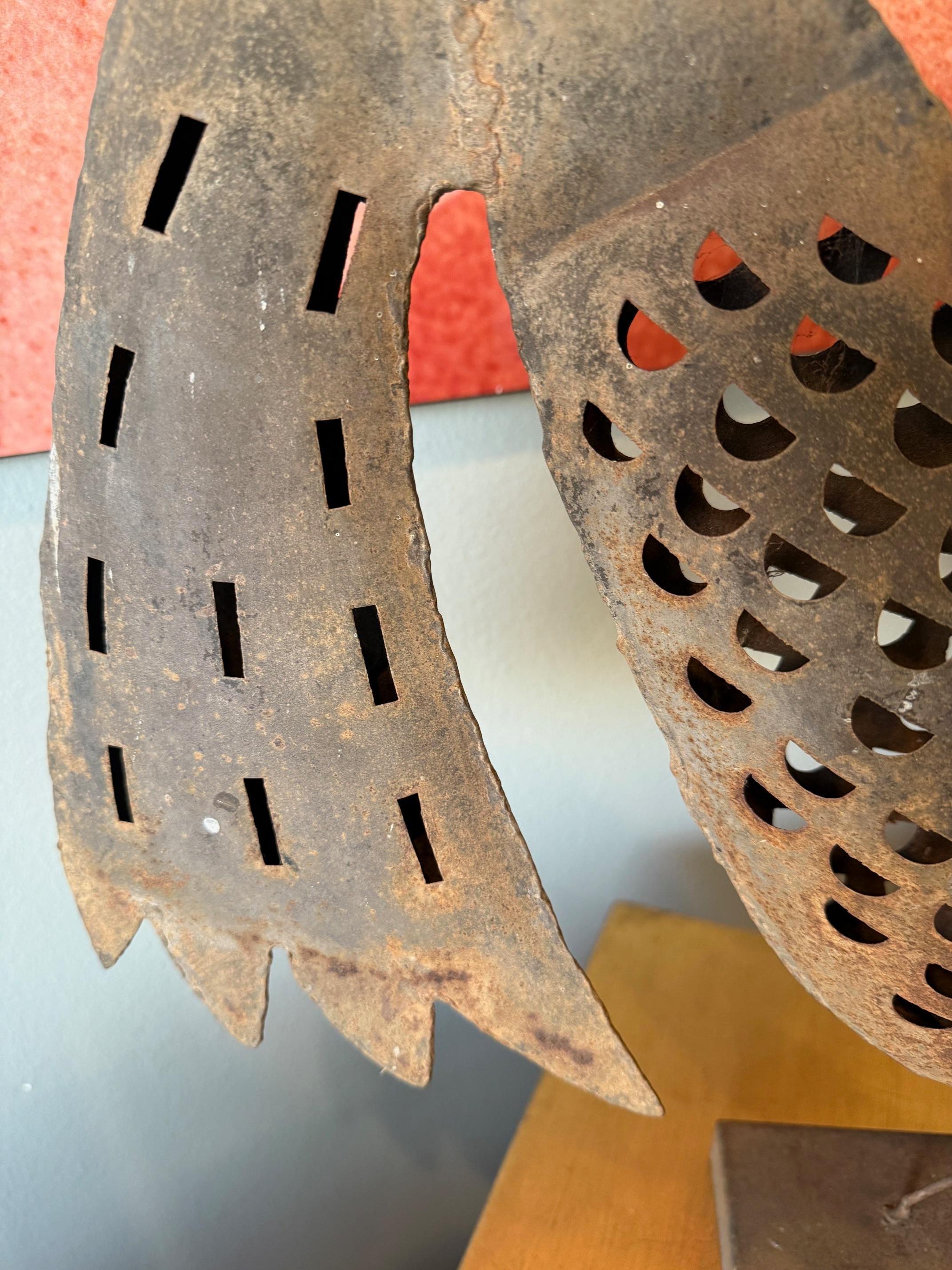 Américain Coq en tôle d'art populaire avec motif découpé et porte latérale en vente