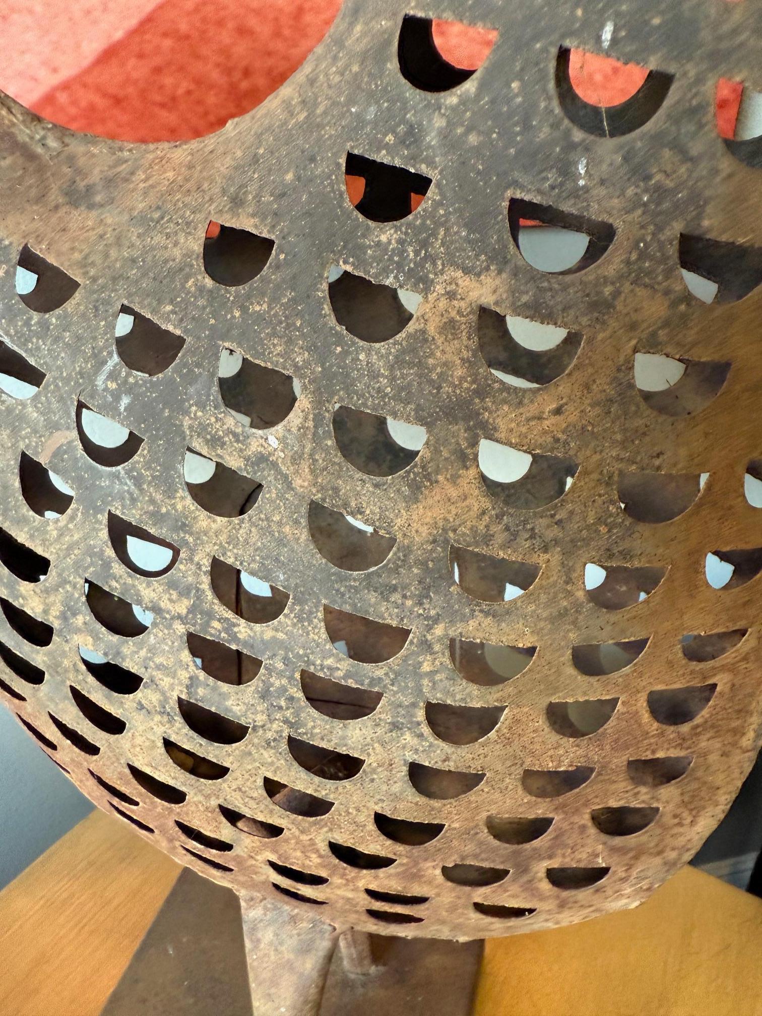 Fait main Coq en tôle d'art populaire avec motif découpé et porte latérale en vente