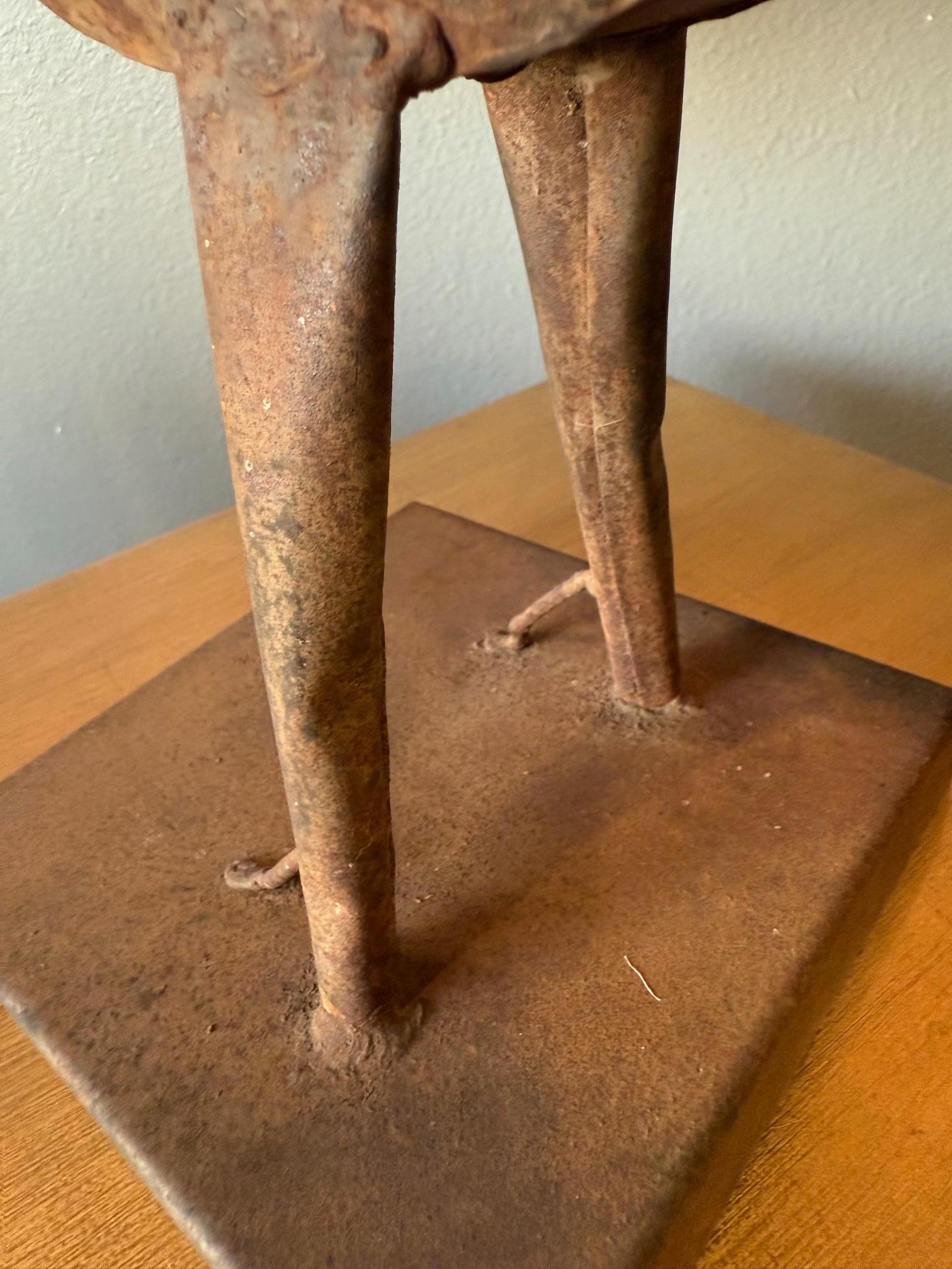 Coq en tôle d'art populaire avec motif découpé et porte latérale Bon état - En vente à Pasadena, CA