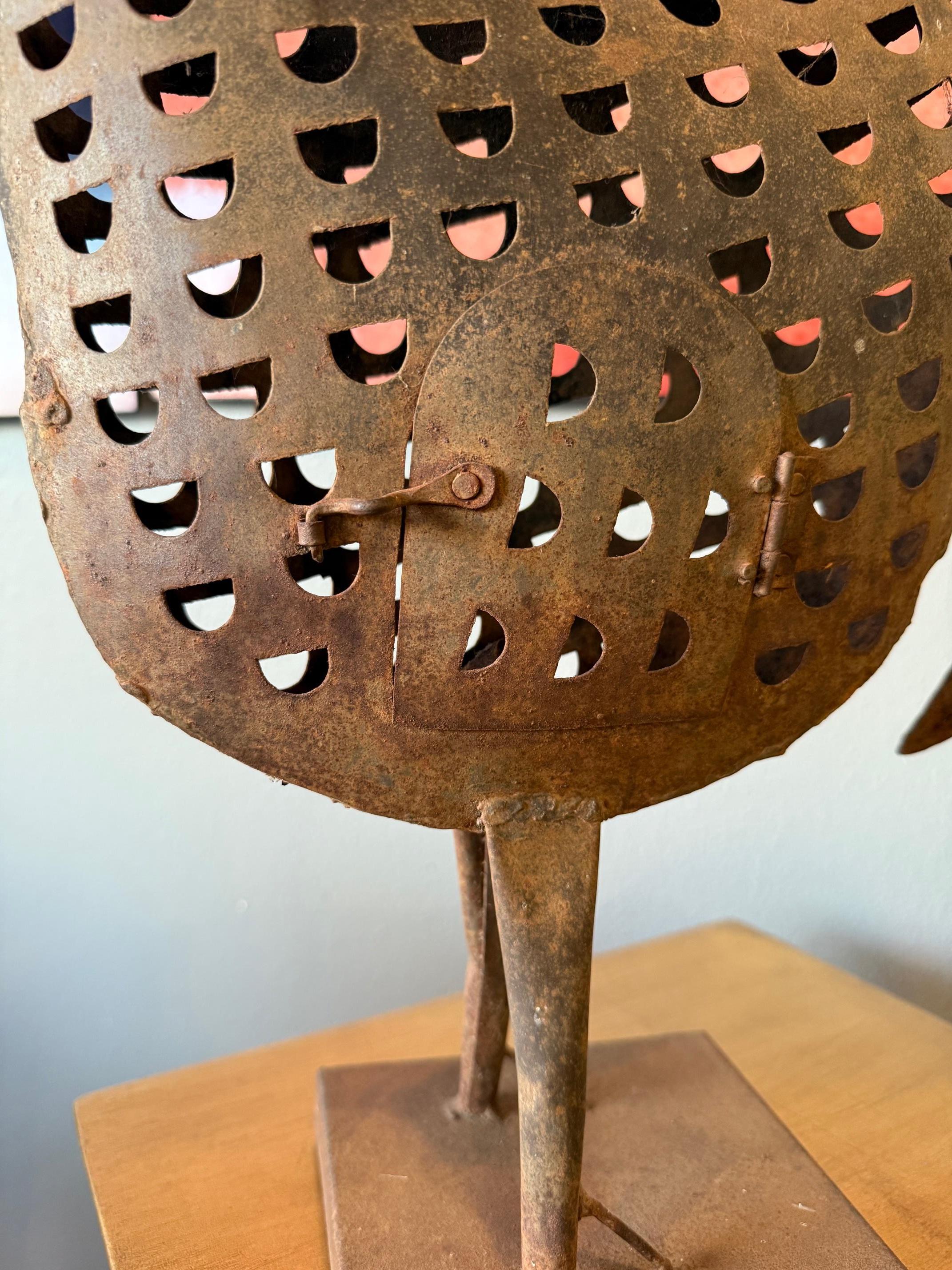 Milieu du XXe siècle Coq en tôle d'art populaire avec motif découpé et porte latérale en vente