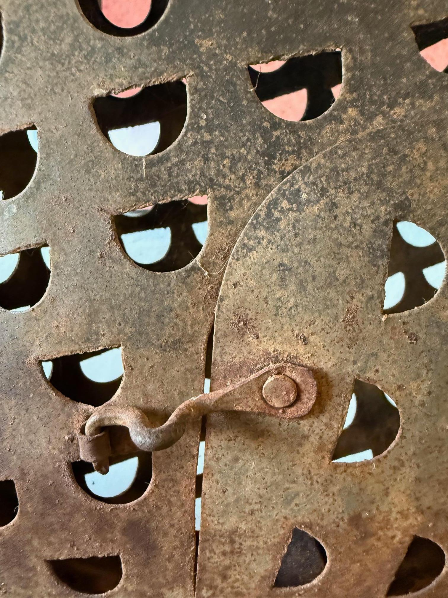 Tôle Coq en tôle d'art populaire avec motif découpé et porte latérale en vente