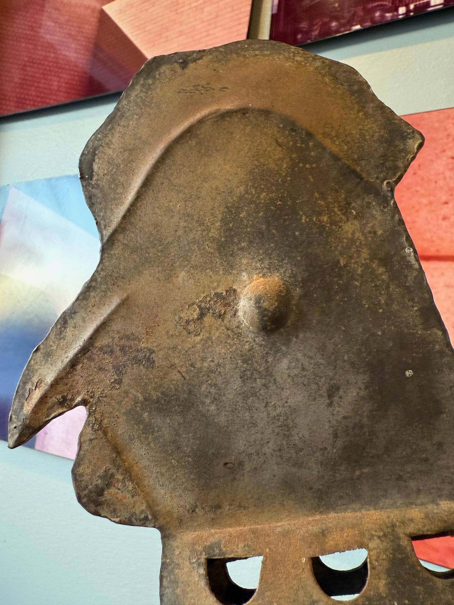 Coq en tôle d'art populaire avec motif découpé et porte latérale en vente 1