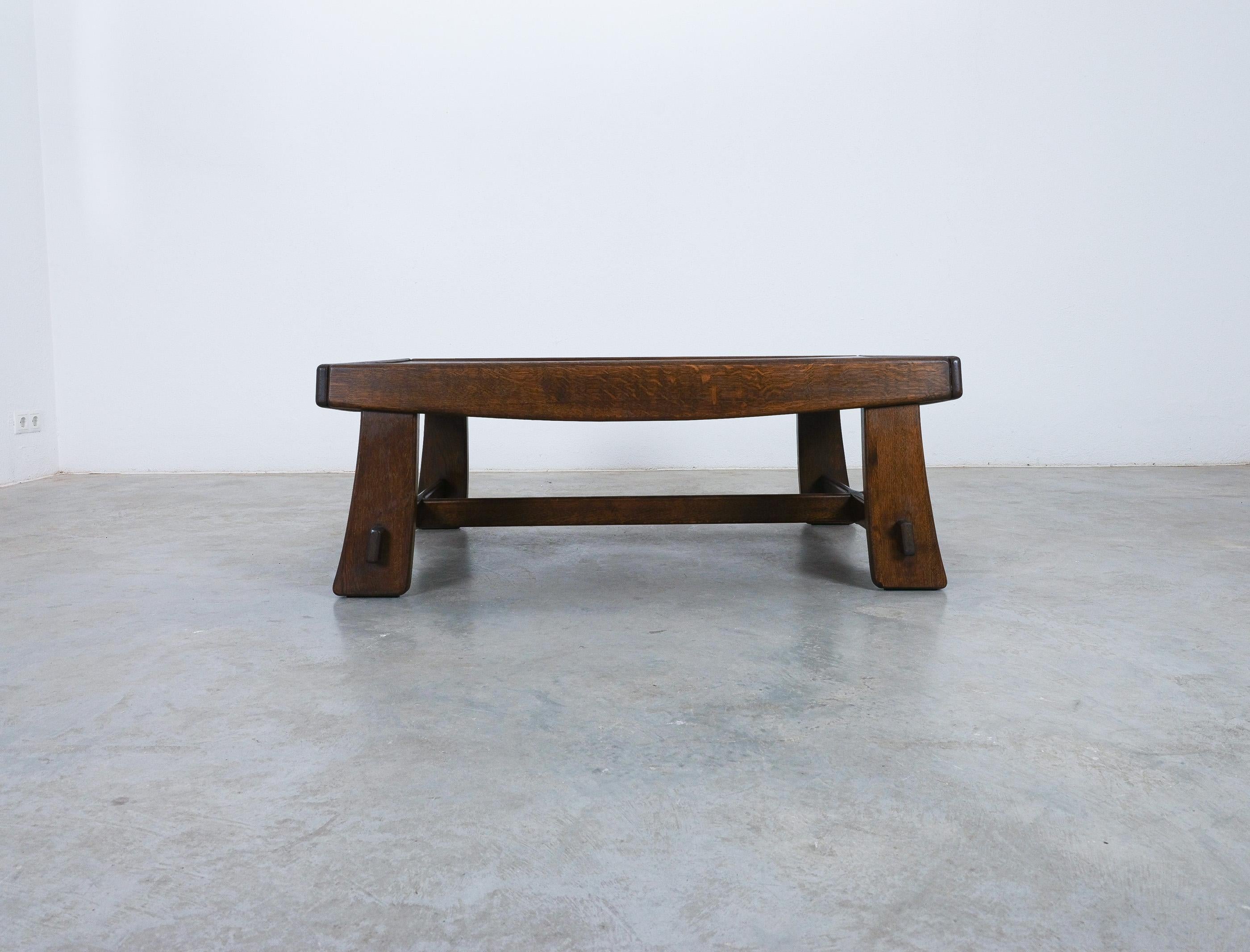 Mesa de centro Folk Art de nogal macizo Italia, circa 1950 Italiano en venta
