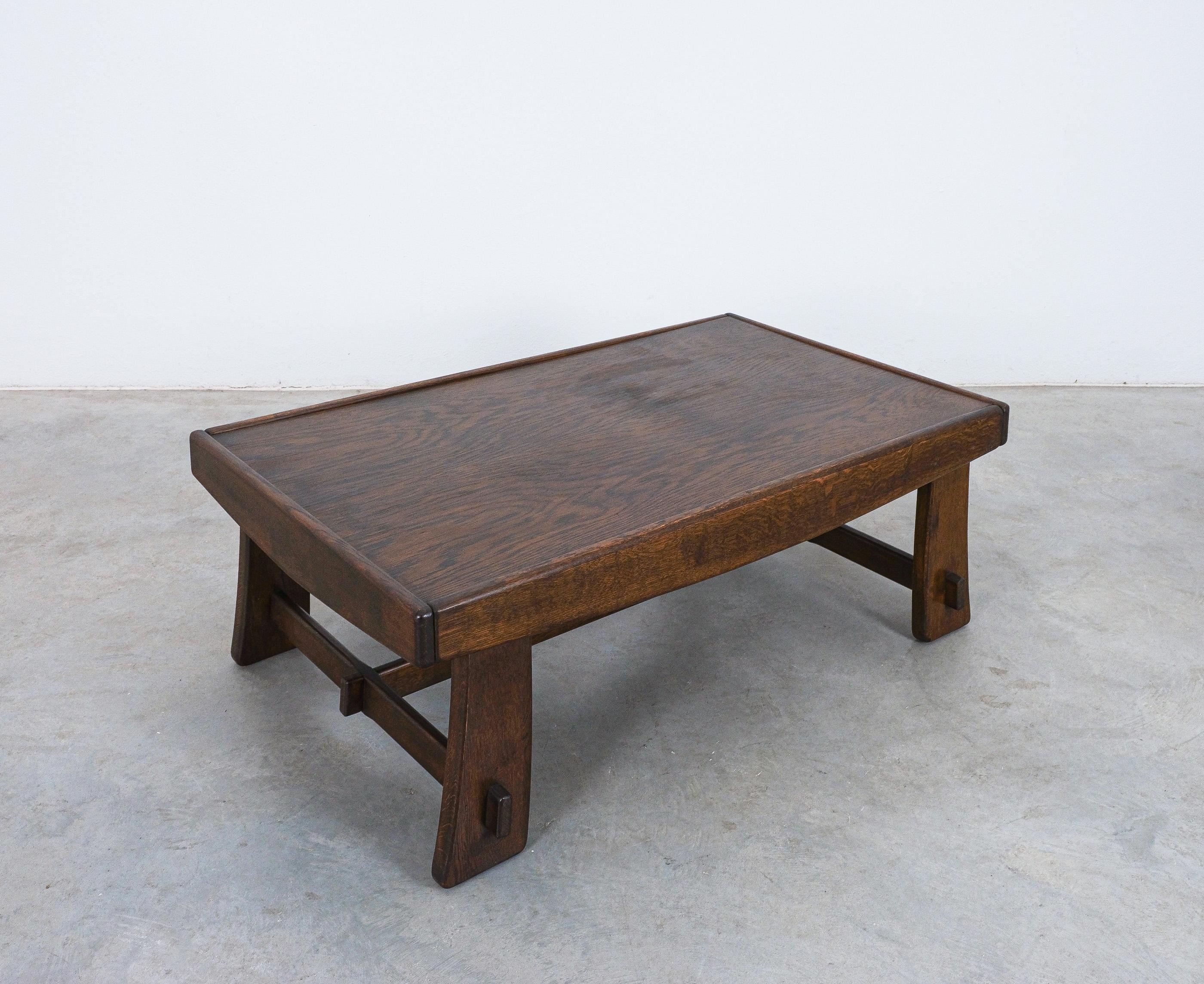 Mesa de centro Folk Art de nogal macizo Italia, circa 1950 mediados del siglo XX en venta