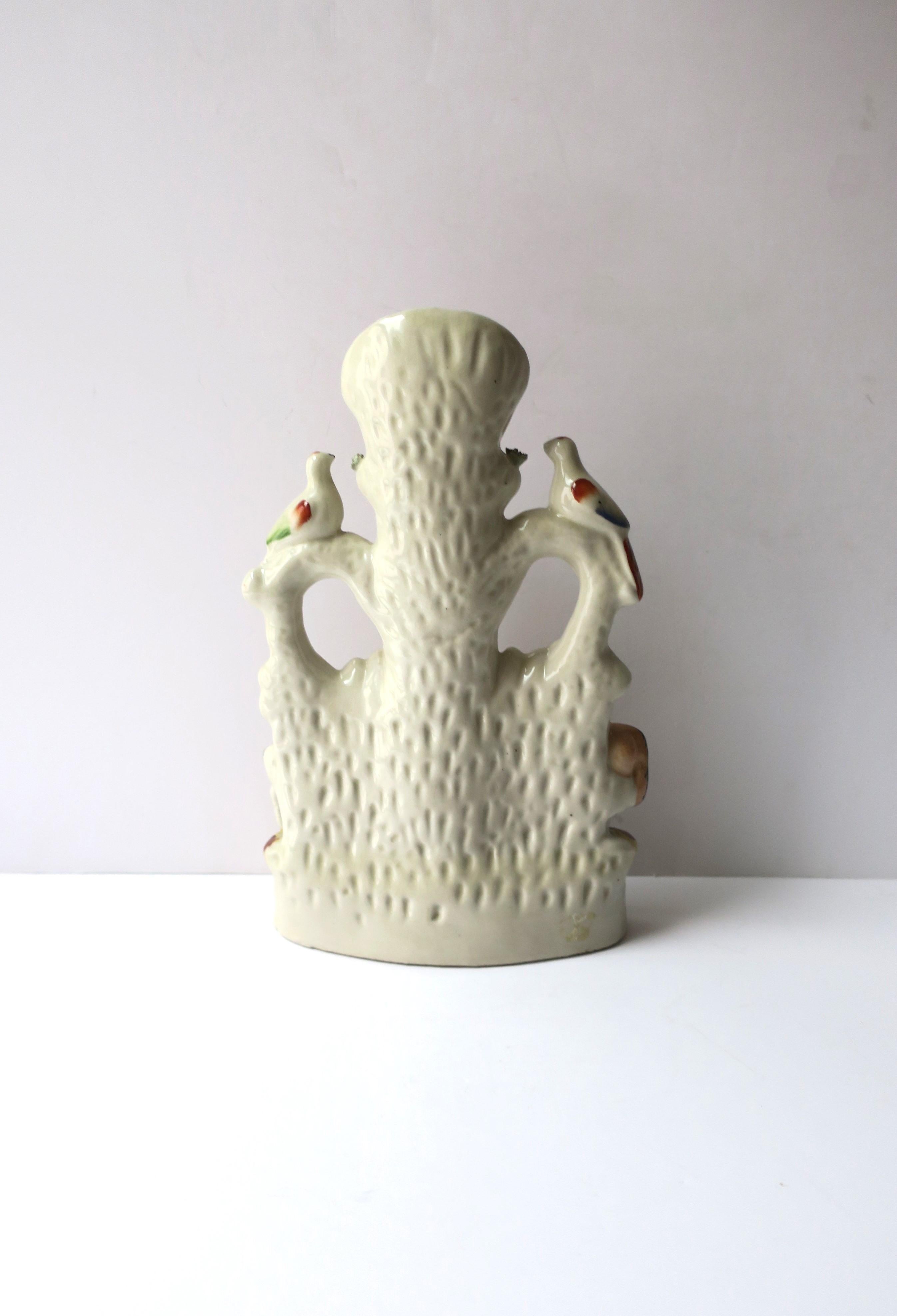 Vase d'art populaire représentant une scène de fermeture animalière attribué au Staffordshire, Angleterre en vente 4