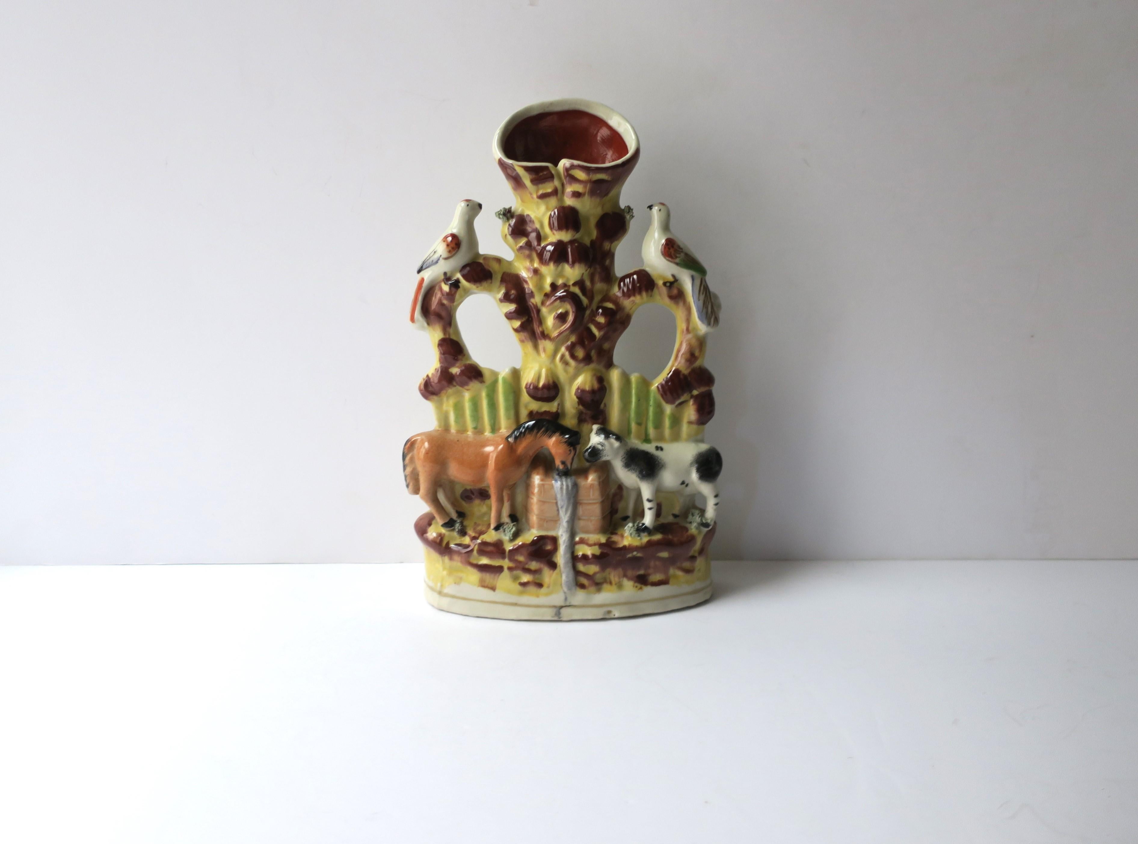 Artisanat Vase d'art populaire représentant une scène de fermeture animalière attribué au Staffordshire, Angleterre en vente