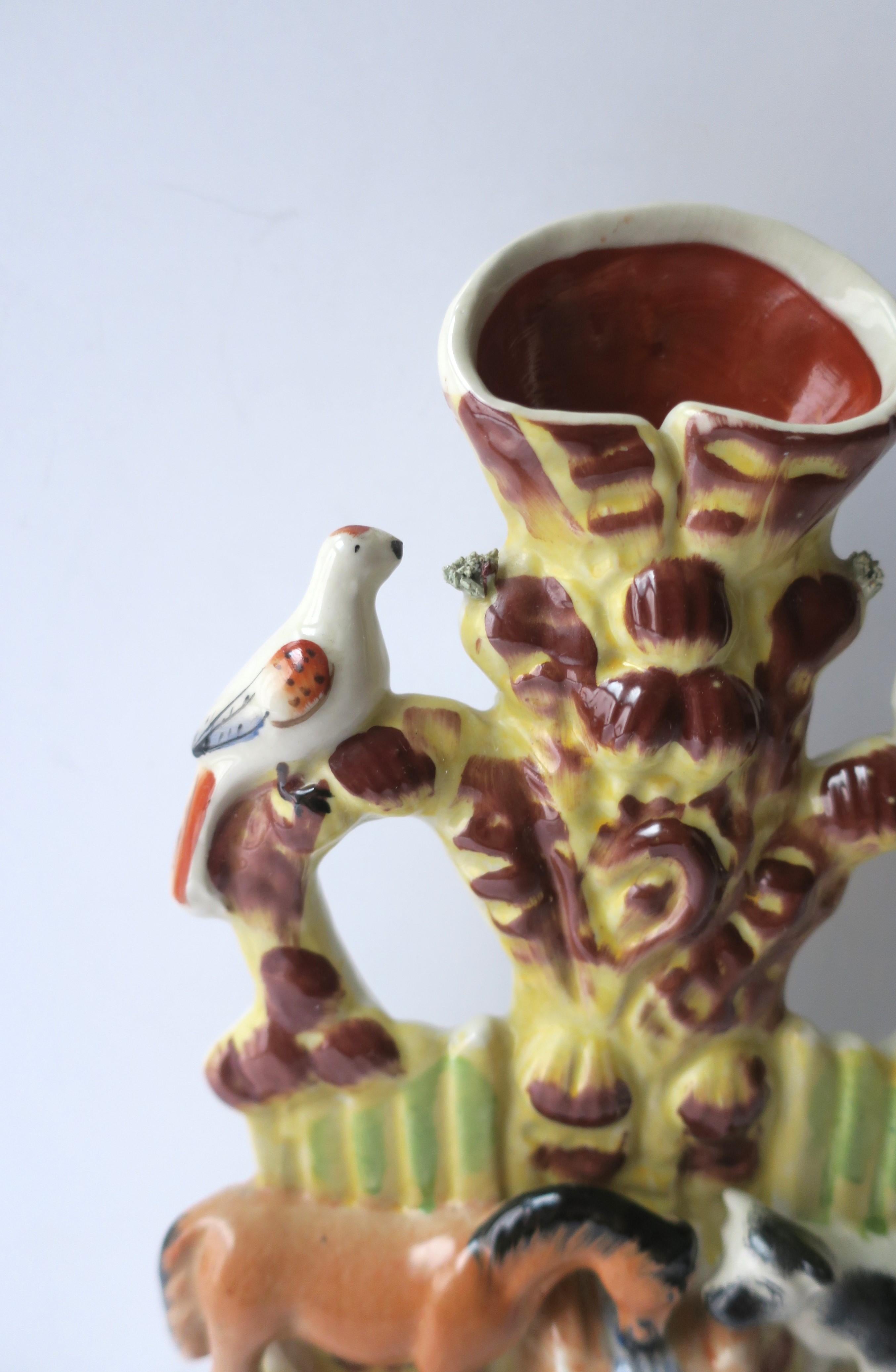 Polychromé Vase d'art populaire représentant une scène de fermeture animalière attribué au Staffordshire, Angleterre en vente