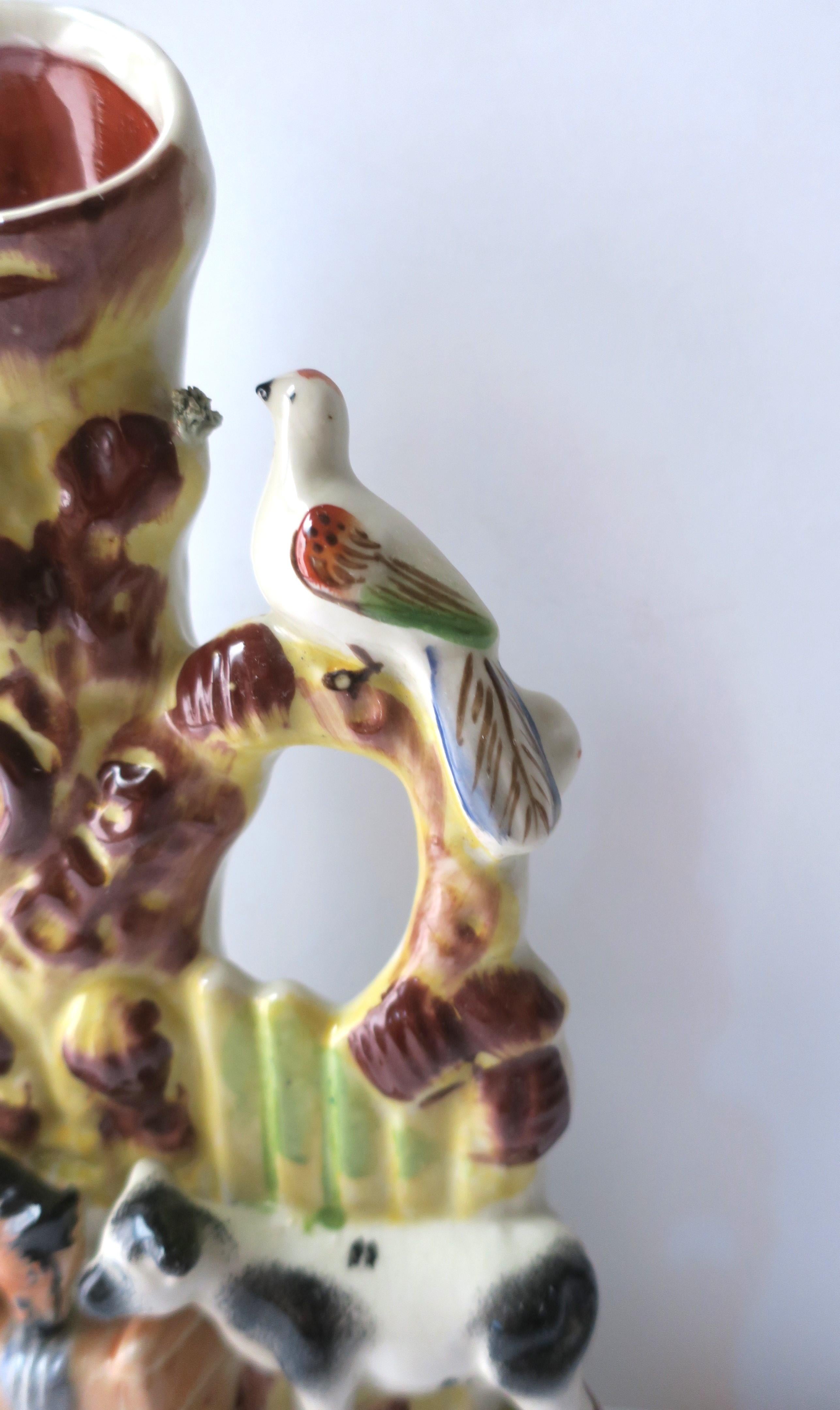 Vase d'art populaire représentant une scène de fermeture animalière attribué au Staffordshire, Angleterre Bon état - En vente à New York, NY