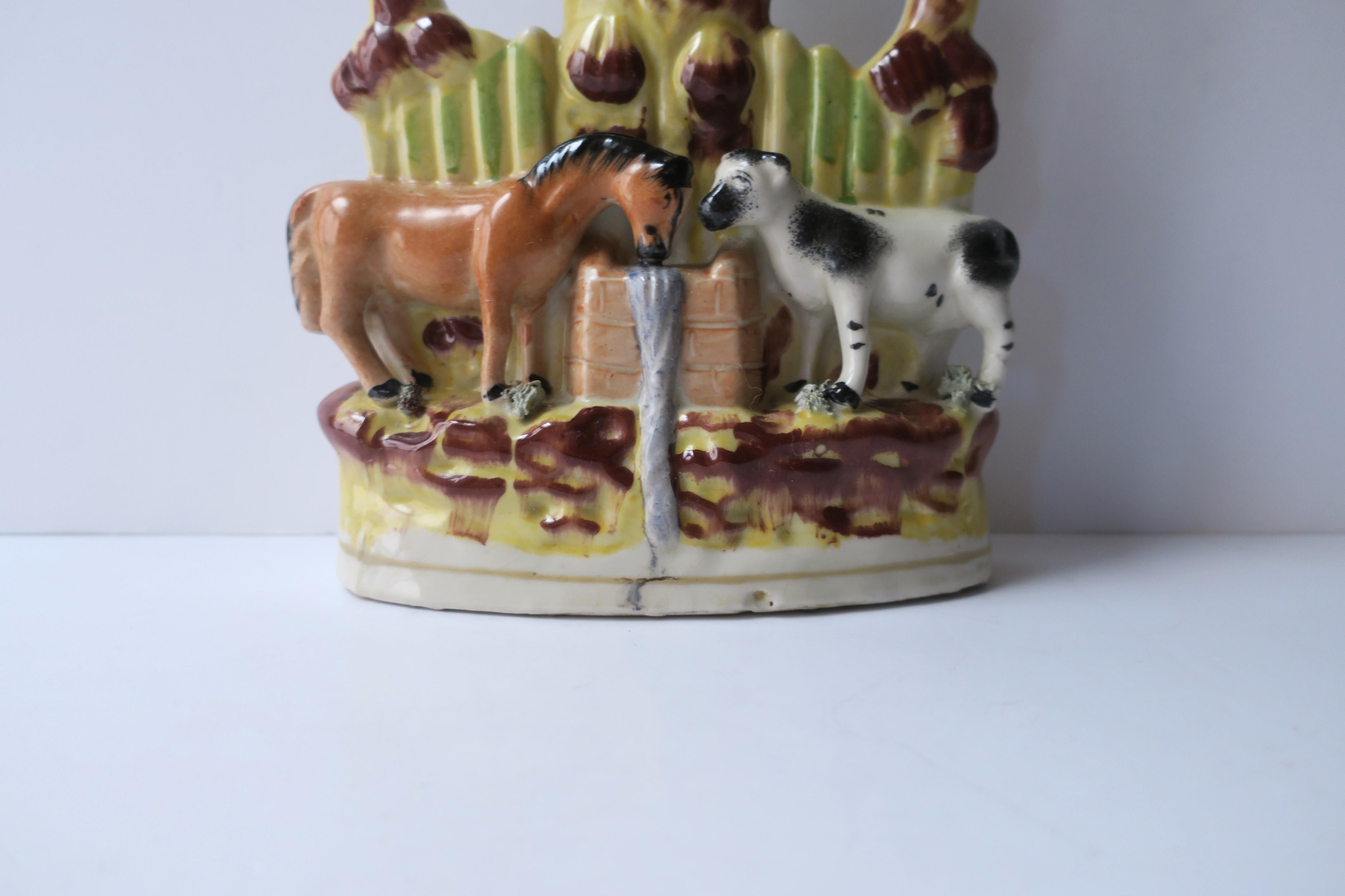 Poteries Vase d'art populaire représentant une scène de fermeture animalière attribué au Staffordshire, Angleterre en vente
