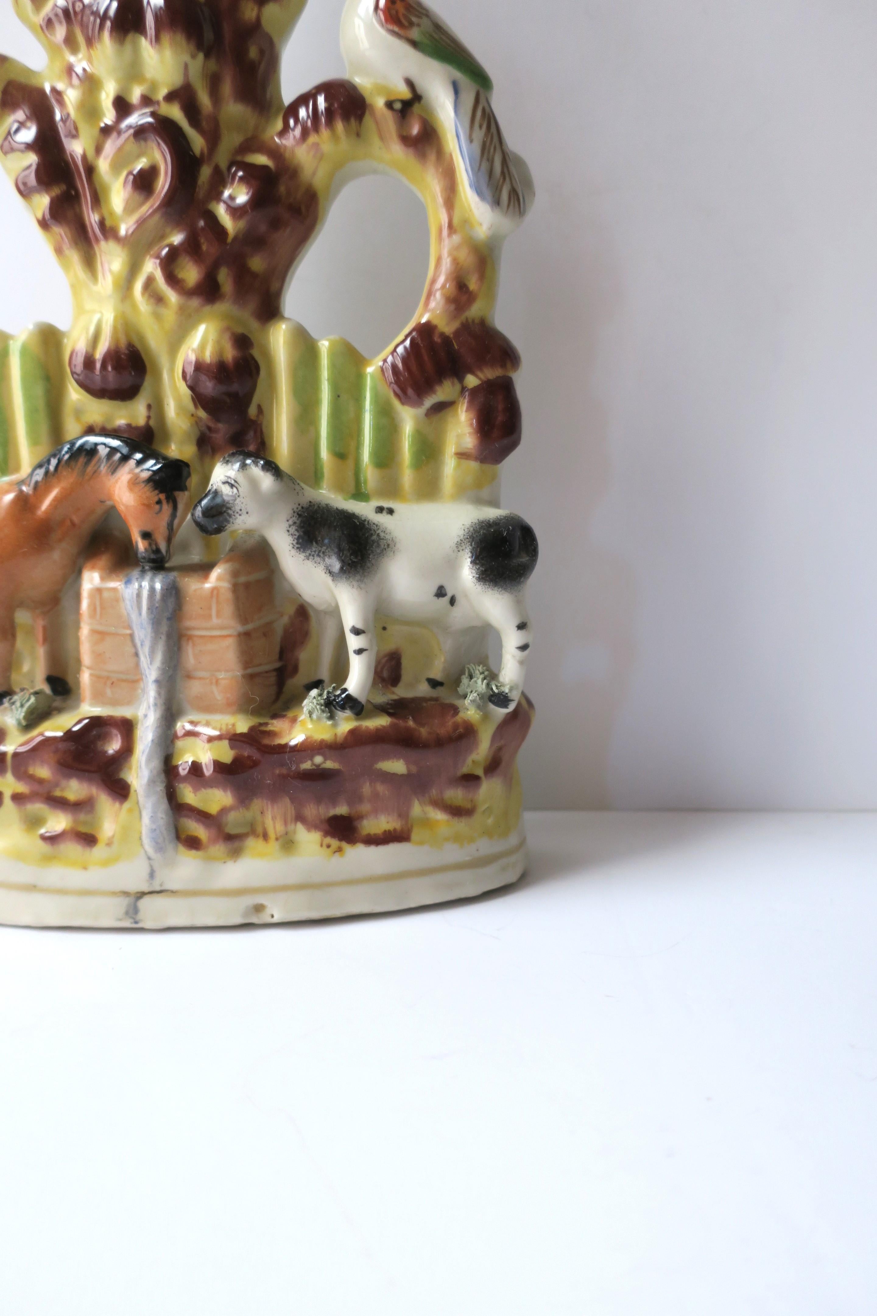 Vase d'art populaire représentant une scène de fermeture animalière attribué au Staffordshire, Angleterre en vente 1