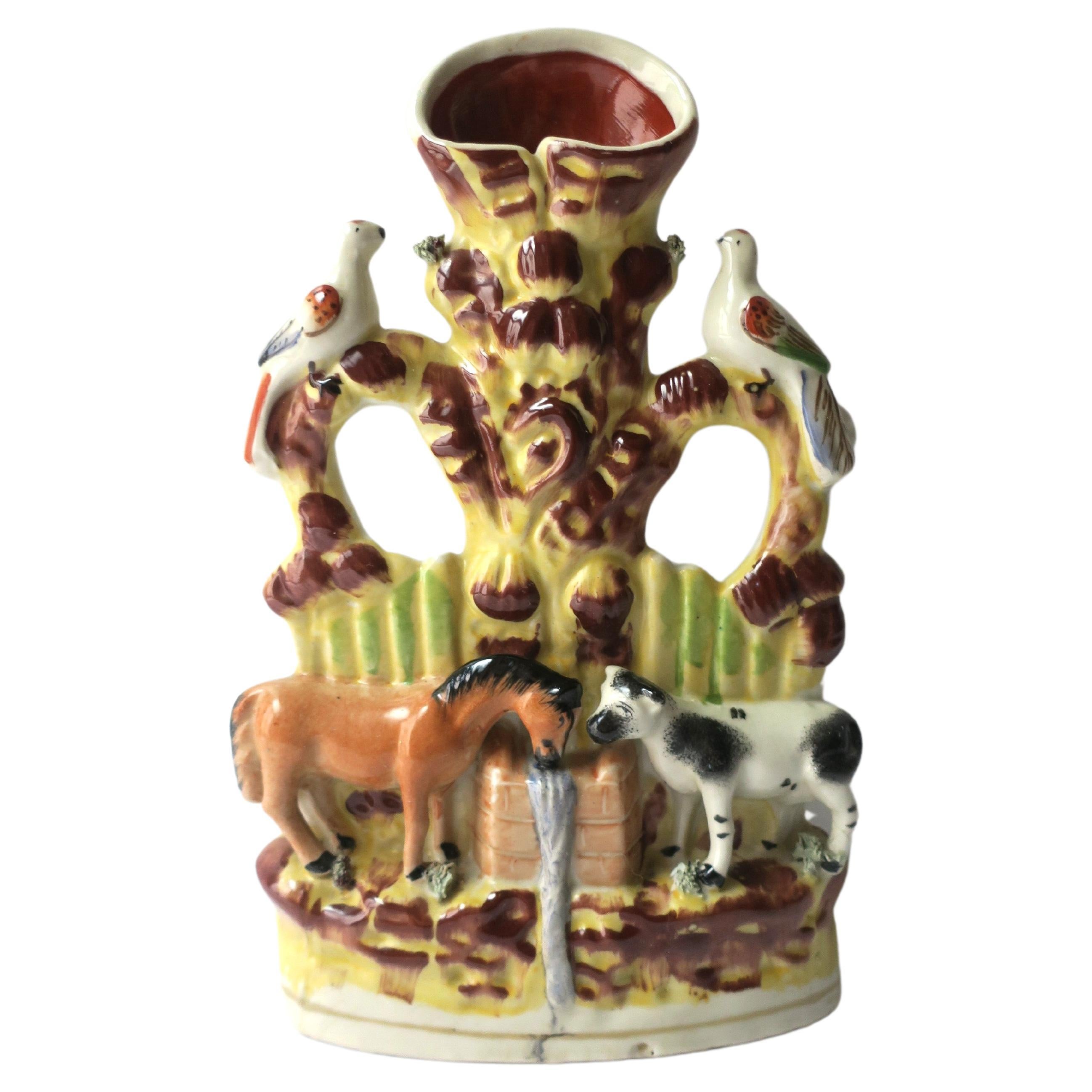 Vase d'art populaire représentant une scène de fermeture animalière attribué au Staffordshire, Angleterre en vente