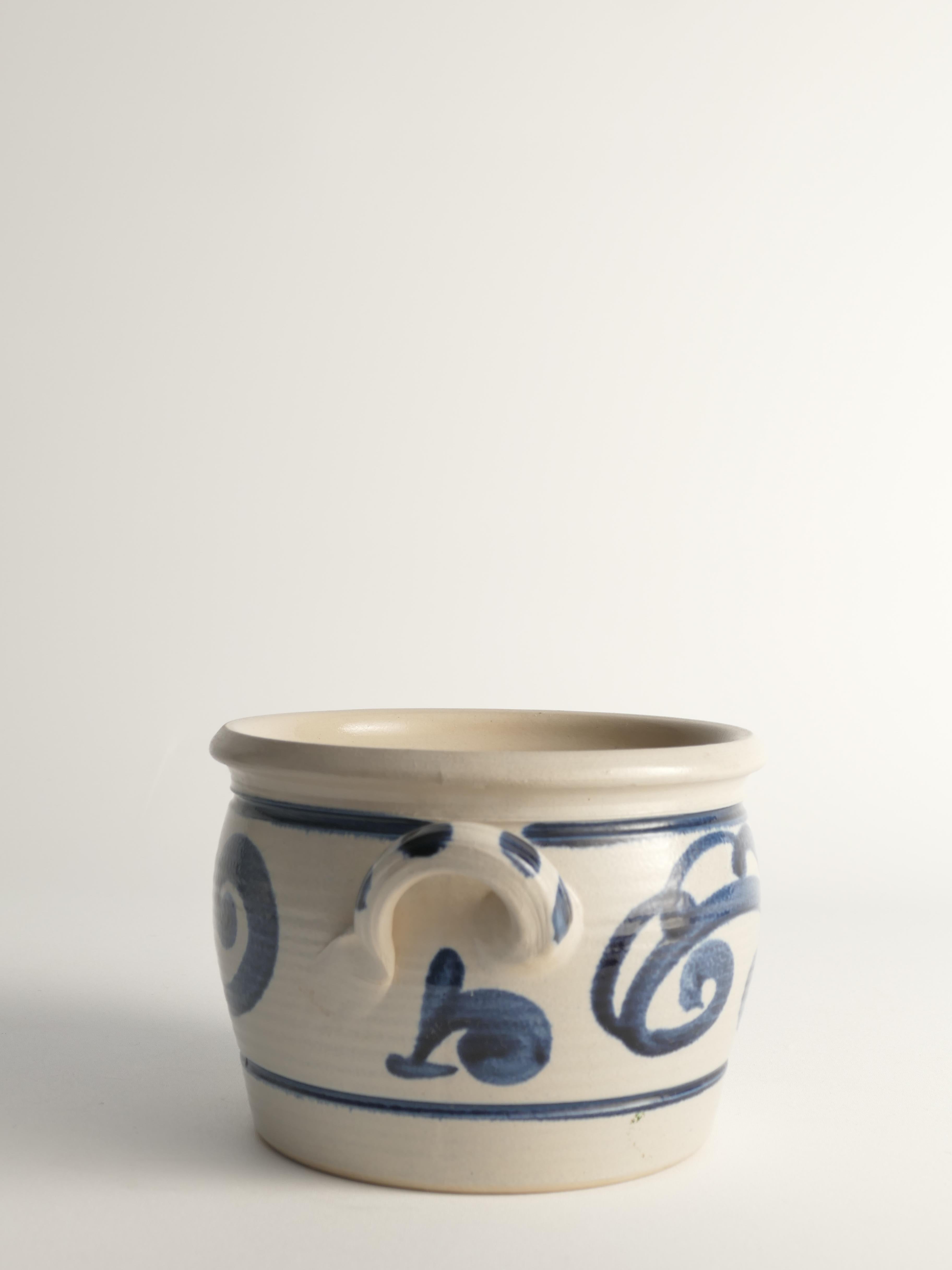 Elaborada en el estilo tradicional de la cerámica gris adornada con motivos florales en azul cobalto, esta jarra de gres esmaltado con sal procede de la región alemana de Westerwald, con una tradición centenaria en la producción de gres esmaltado