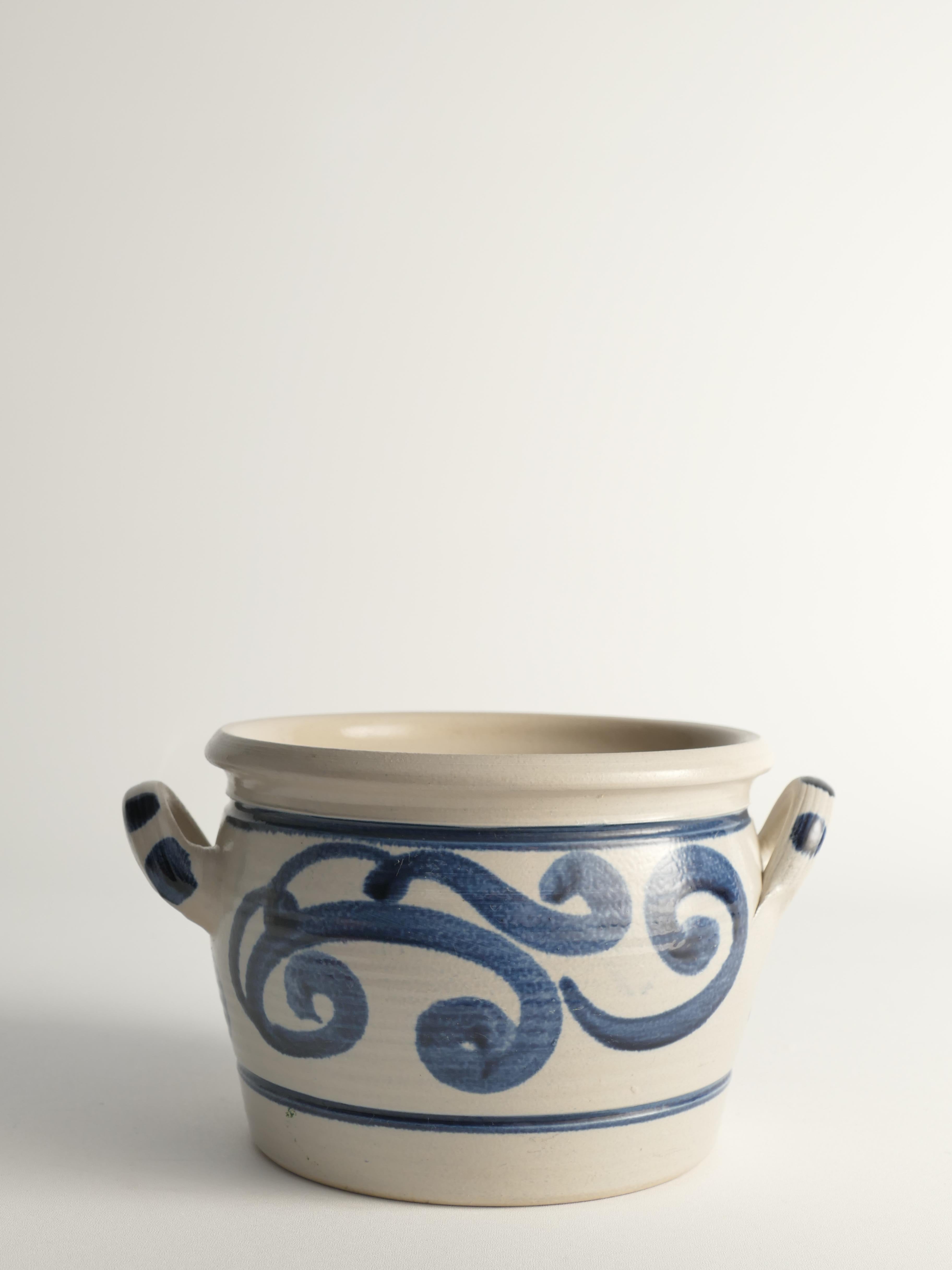 Jarra de gres de arte popular con motivo floral azul cobalto de Westerwald, Alemania Arte popular en venta